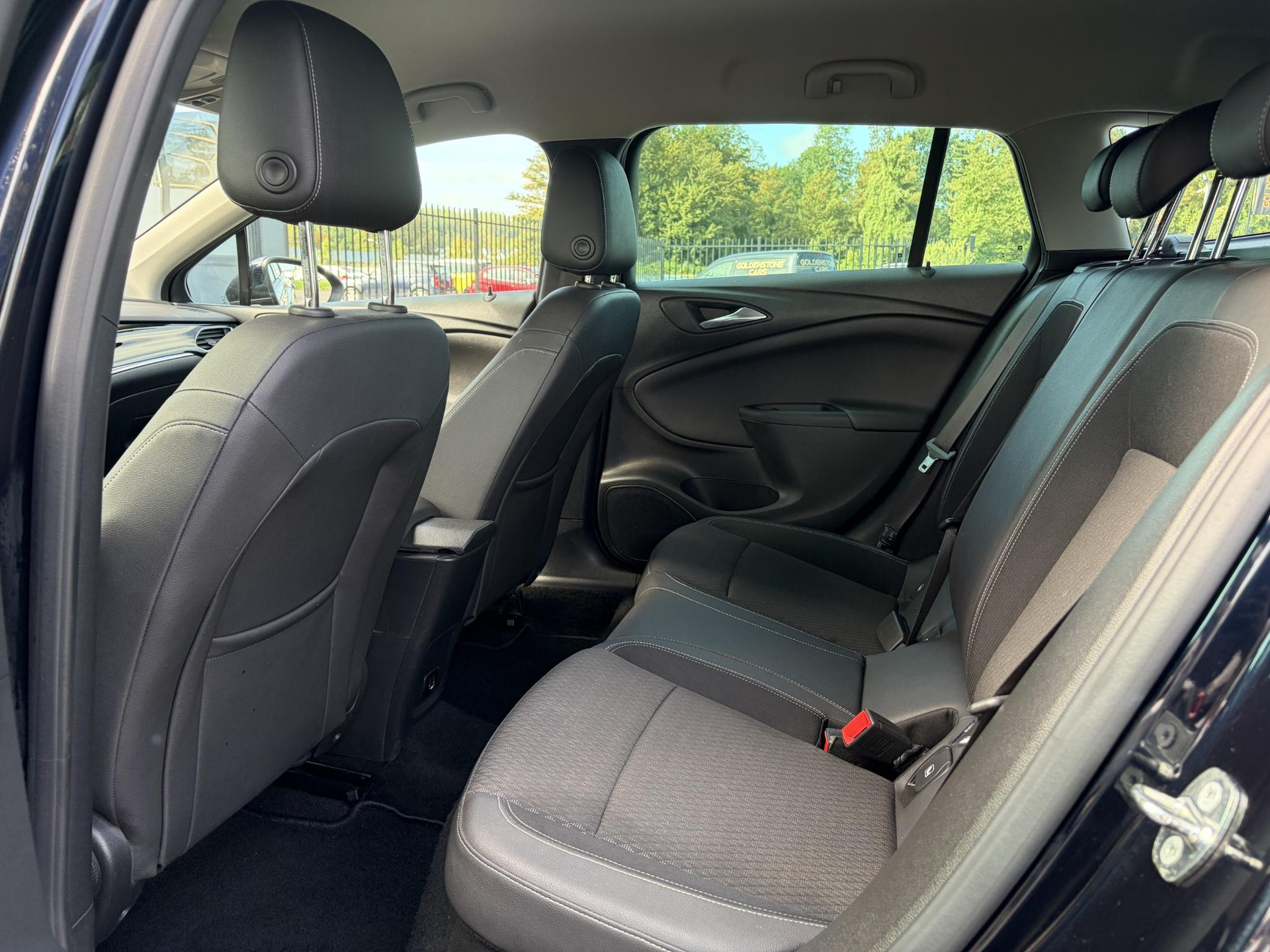 Opel Astra Sports Tourer 1.4 Business Executive ✓2 Eigenaar✓Camera✓Navi✓Trekhaakt✓Carplay✓Stoelverw✓Stuurverw✓Automaat✓Dealer Onderhouden✓Keyless✓Clima✓Cruise✓Pdc V+A✓Halfleder✓Comfortstoelen✓150pk✓Rijstrooksensor✓Dodehoeksensor✓Elekt Stoelen✓Lm velgen✓N.