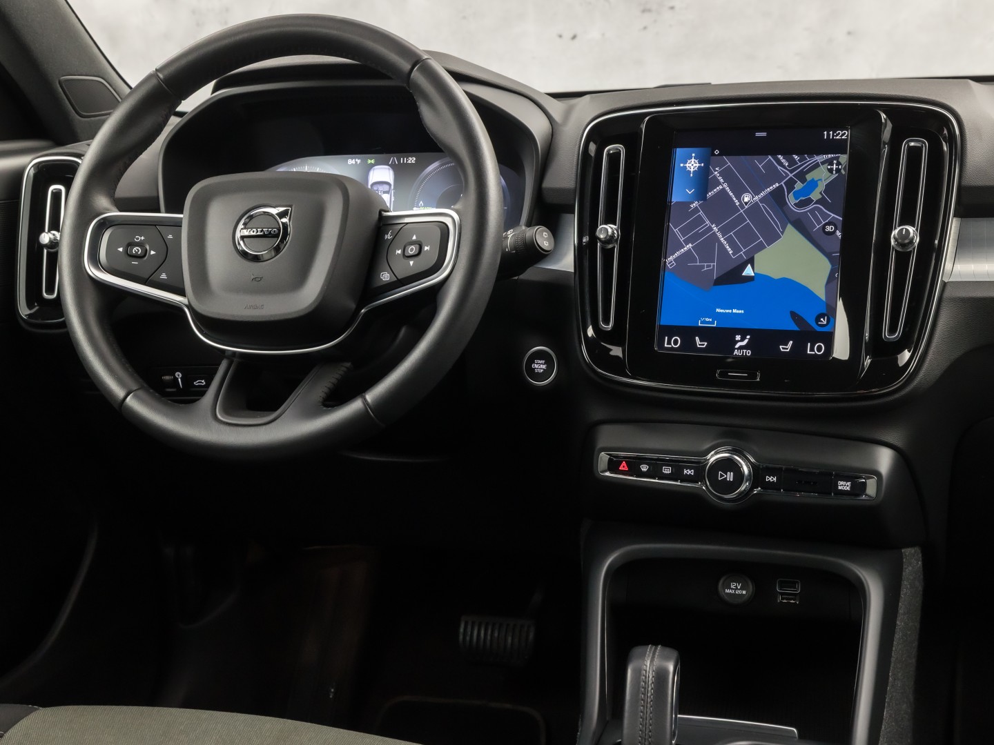 Volvo XC40 1.5 T5 Recharge Sport 262Pk Automaat (BLACK PACK, APPLE CARPLAY, GROOT NAVI, ZWART HEMEL, STUUR/STOELVERWARMING, SPORTSTOELEN, GETINT GLAS, LANE ASSIST, NIEUWE APK, NIEUWSTAAT)