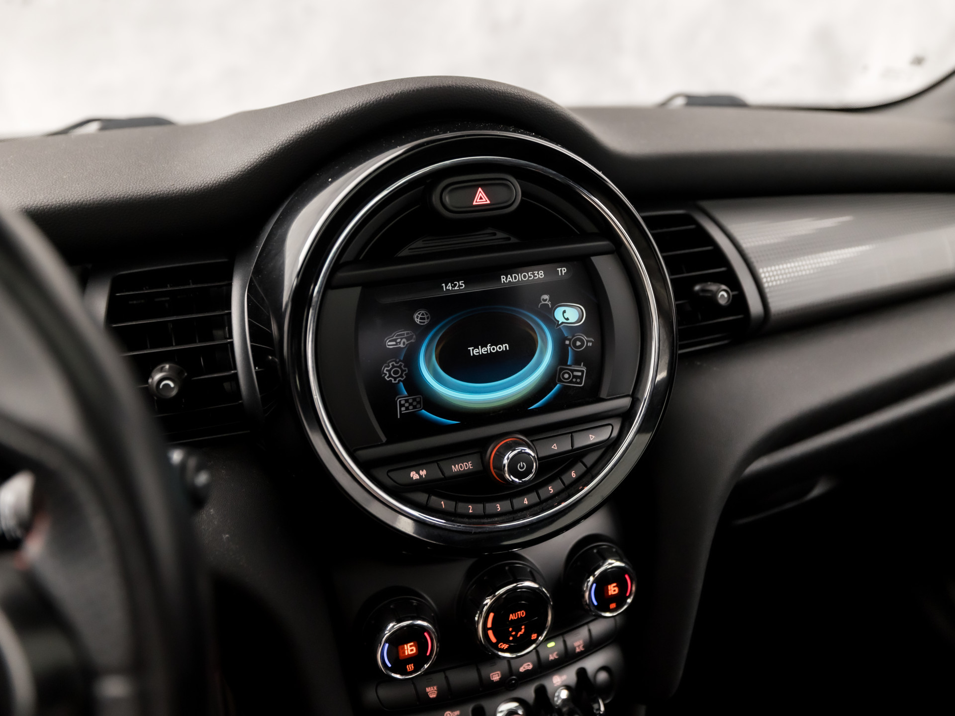 MINI Mini 1.5 Cooper Sport Automaat (PANORAMADAK, JCW PACK, NAVIGATIE, CLIMATE, ZWART HEMEL, SPORTSTOELEN, PARKEERSENSOREN, CRUISE, NIEUWE APK, NIEUWSTAAT)