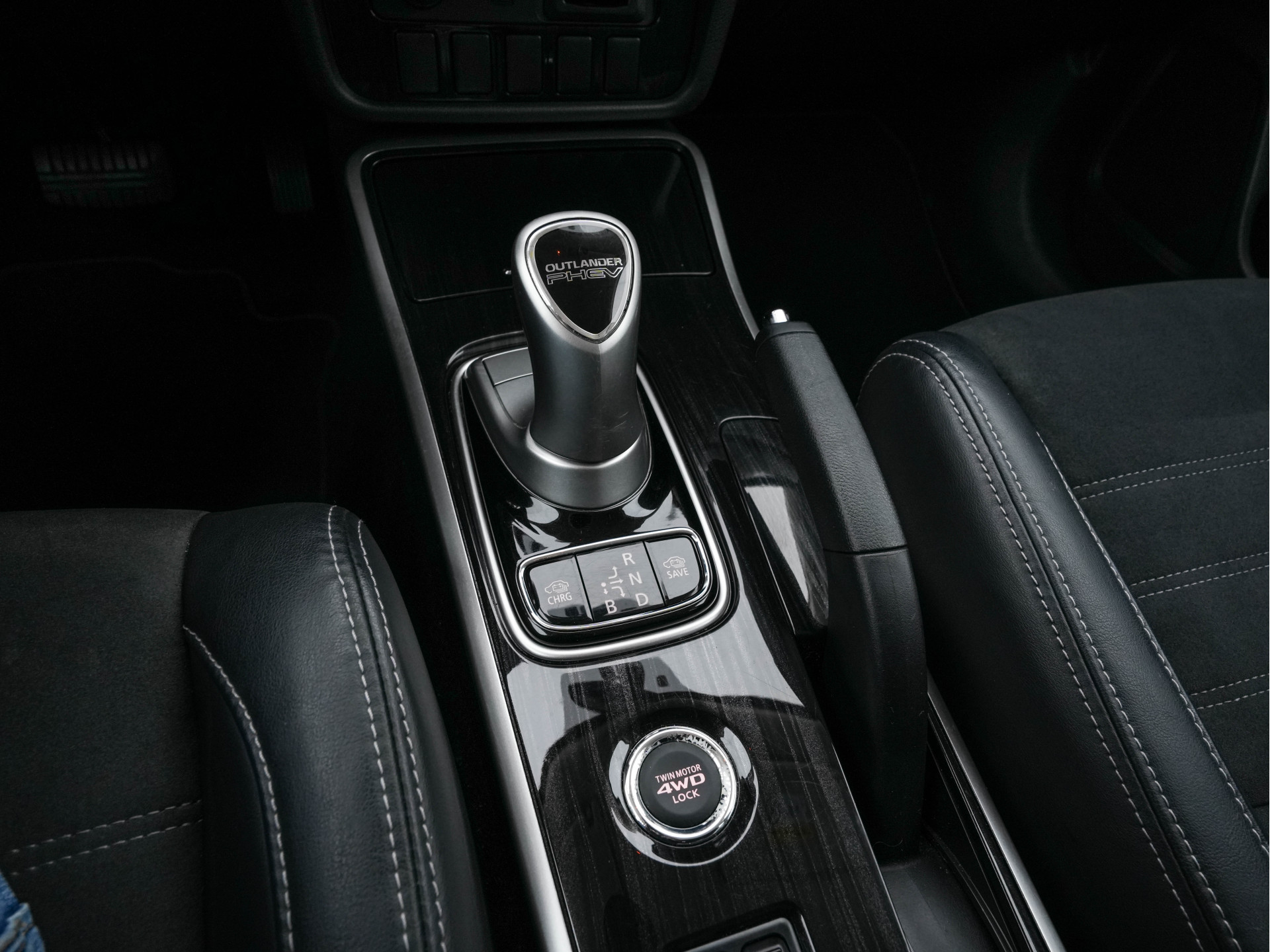 Mitsubishi Outlander 2.0 PHEV Executive Edition AWD Aut.  *LEATHER-MICROFIBRE | ROCKFORD-AUDIO | LED-LIGHTS | NAVI-FULLMAP | KEYLESS | CAMERA | HEATED-COMFORTSEATS | ECC | SHIFT-PADDLES | PDC | CRUISE | PRIVACY-GLASS | DAB | TOWBAR | 18''ALU *