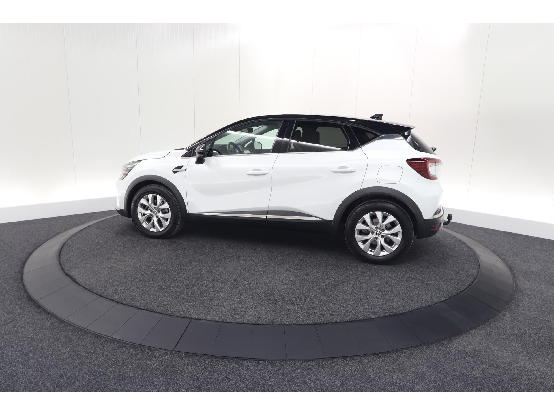 Renault Captur 1.6 E-Tech Plug-in Hybrid 160 Intens | Trekhaak | Camera | Adaptieve Cruise Control | Dodehoekdetectie