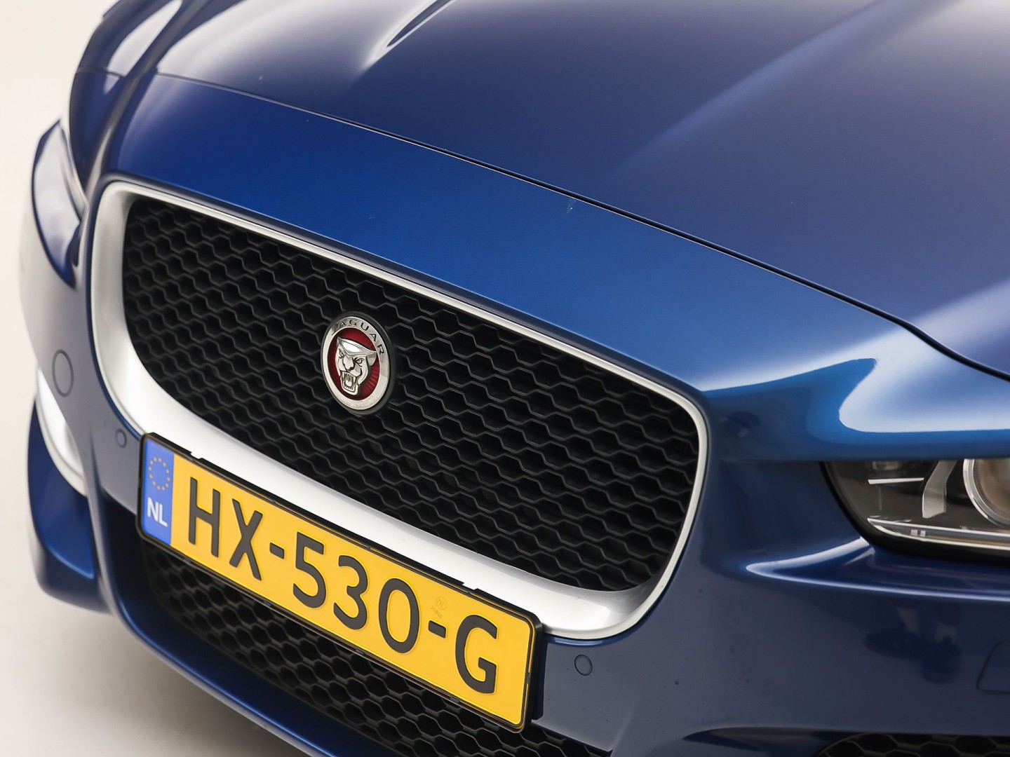 Jaguar XE 2.0 Portfolio 241Pk Automaat (NAVIGATIE, MERIDIAN AUDIO, LEDER, ELEK SPORTSTOELEN, LANE ASSIST, STUURWIEL VERWARMD, ZWART HEMEL, NIEUWSTAAT)
