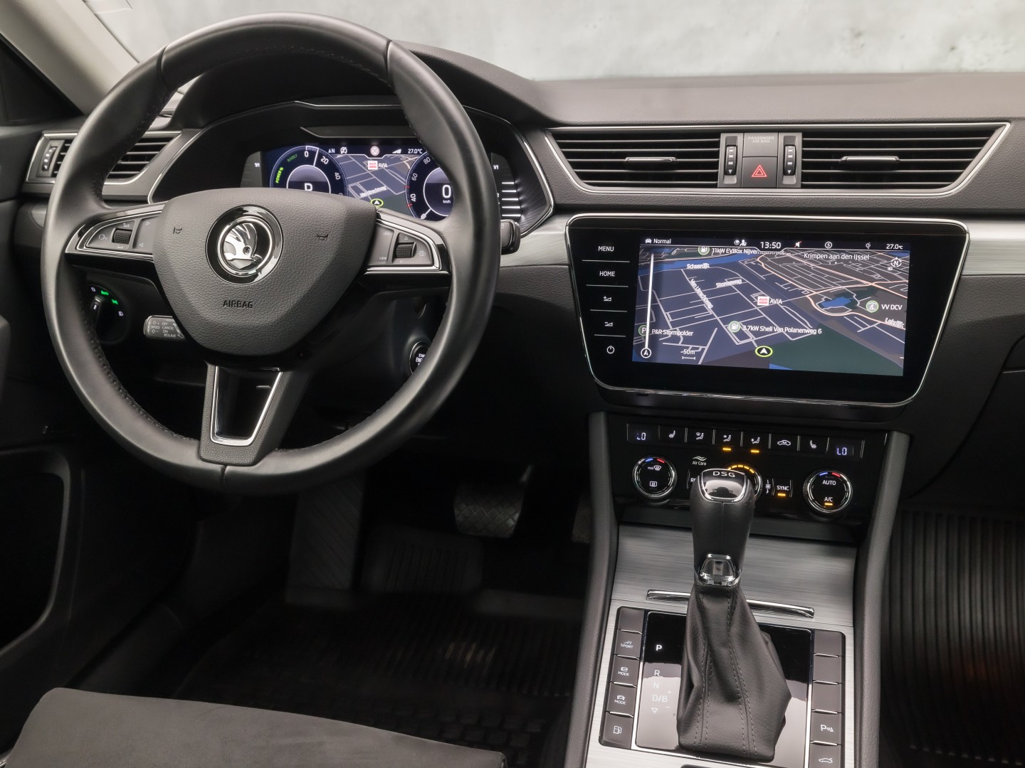 Škoda Superb Combi 1.4 TSI iV Sport 218Pk Automaat (VIRTUAL COCKPIT, APPLE CARPLAY, GROOT NAVI, MEMORY SEAT, LEDER/ALCANTARA, CAMERA, STOELVERWARMING, ADAPTIVE CRUISE, ELEK ACHTERKLEP, NIEUWSTAAT)