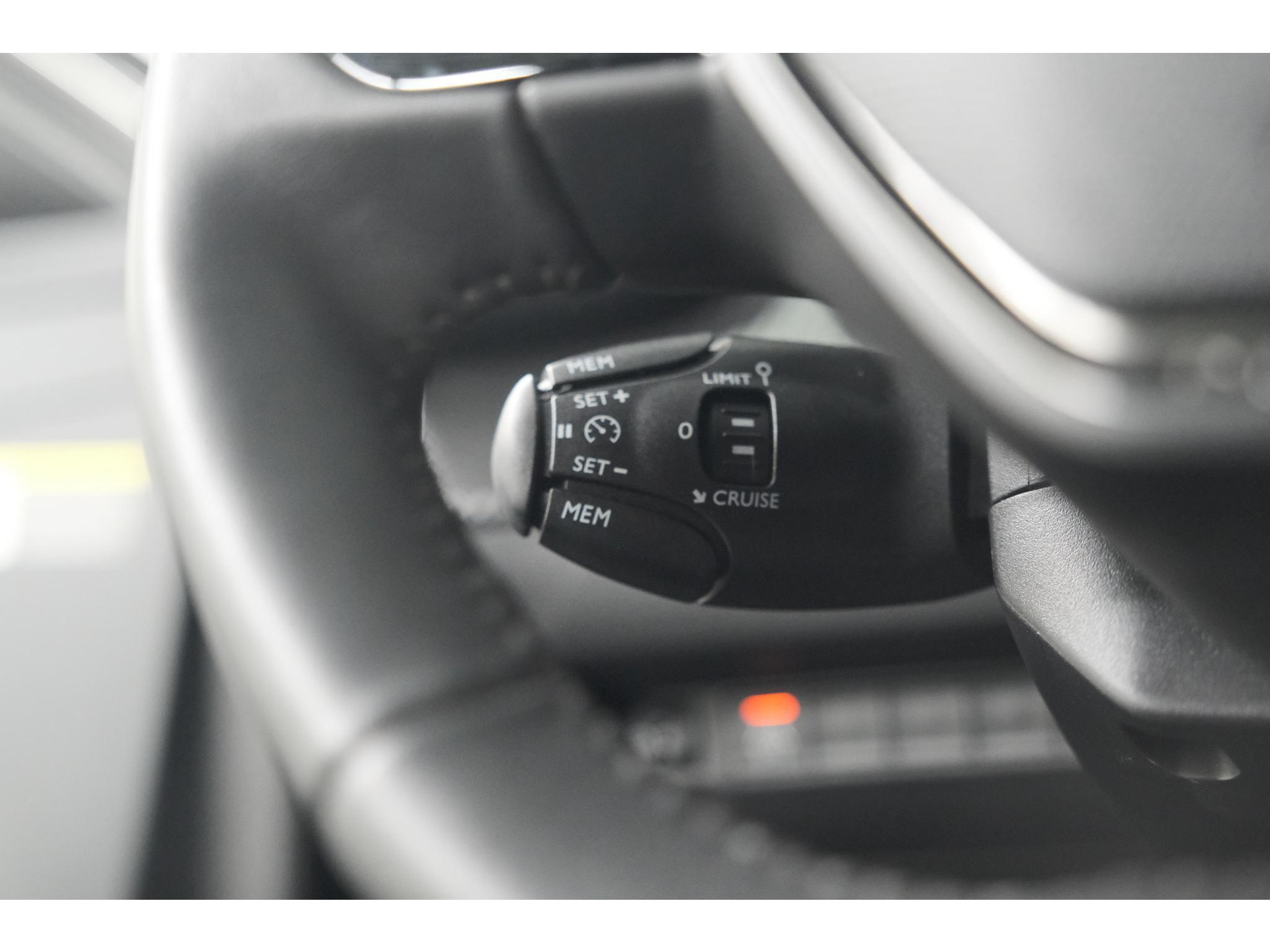 Peugeot 208 PureTech 100 EAT8 Allure Pack | Camera | Apple Carplay | Parkeersensoren | Stoelverwarming