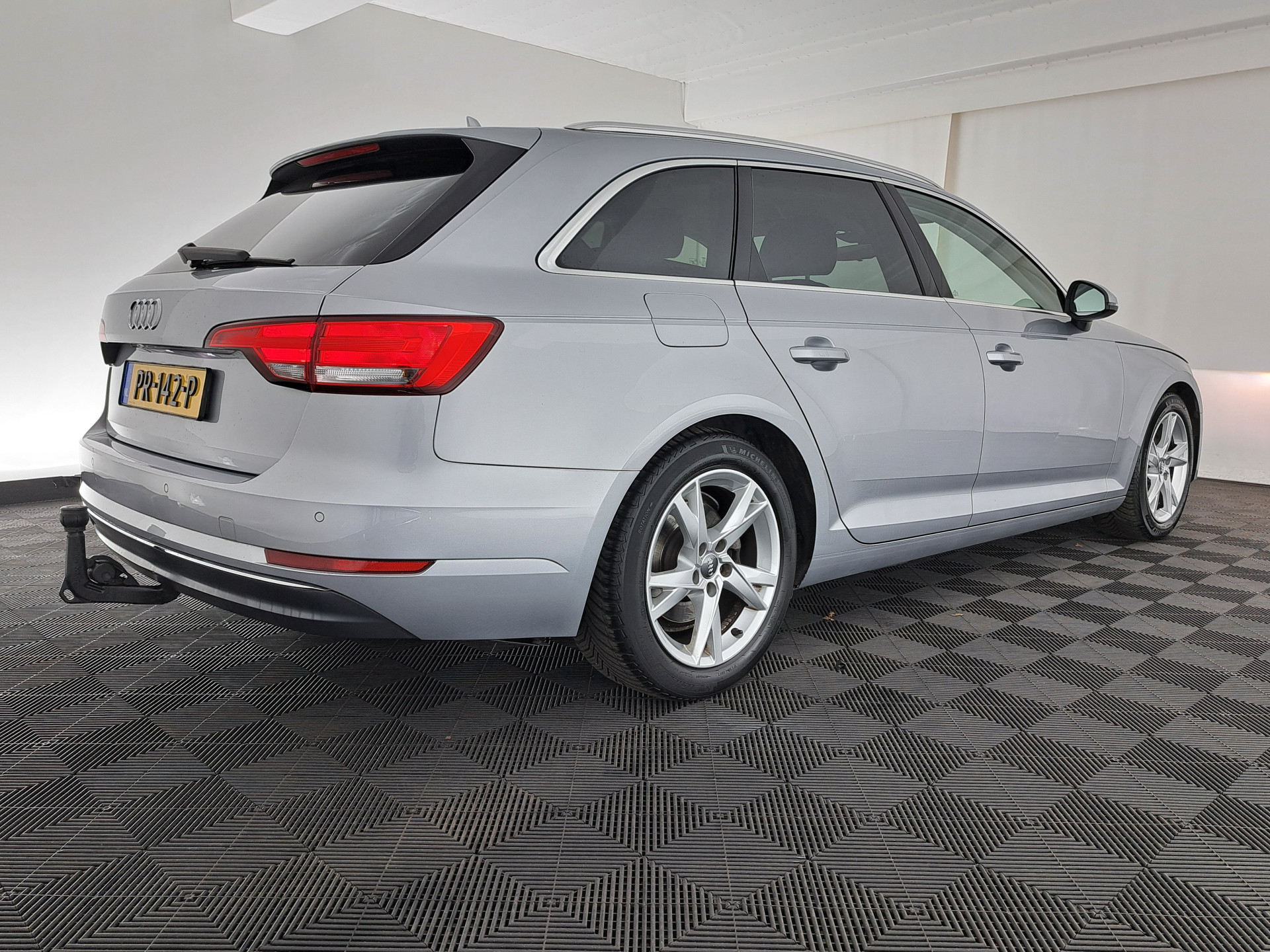 Audi A4 Avant 2.0 TDI Ultra Sport Pro Line S (INCL-BTW) Aut. *DIGI-COCKPIT | FULL-LED | NAVI-FULLMAP | HEATED-SPORTSEATS | ECC | KEYLESS | SHIFTPADDLES | CRUISE | TOWBAR | 17"ALU*