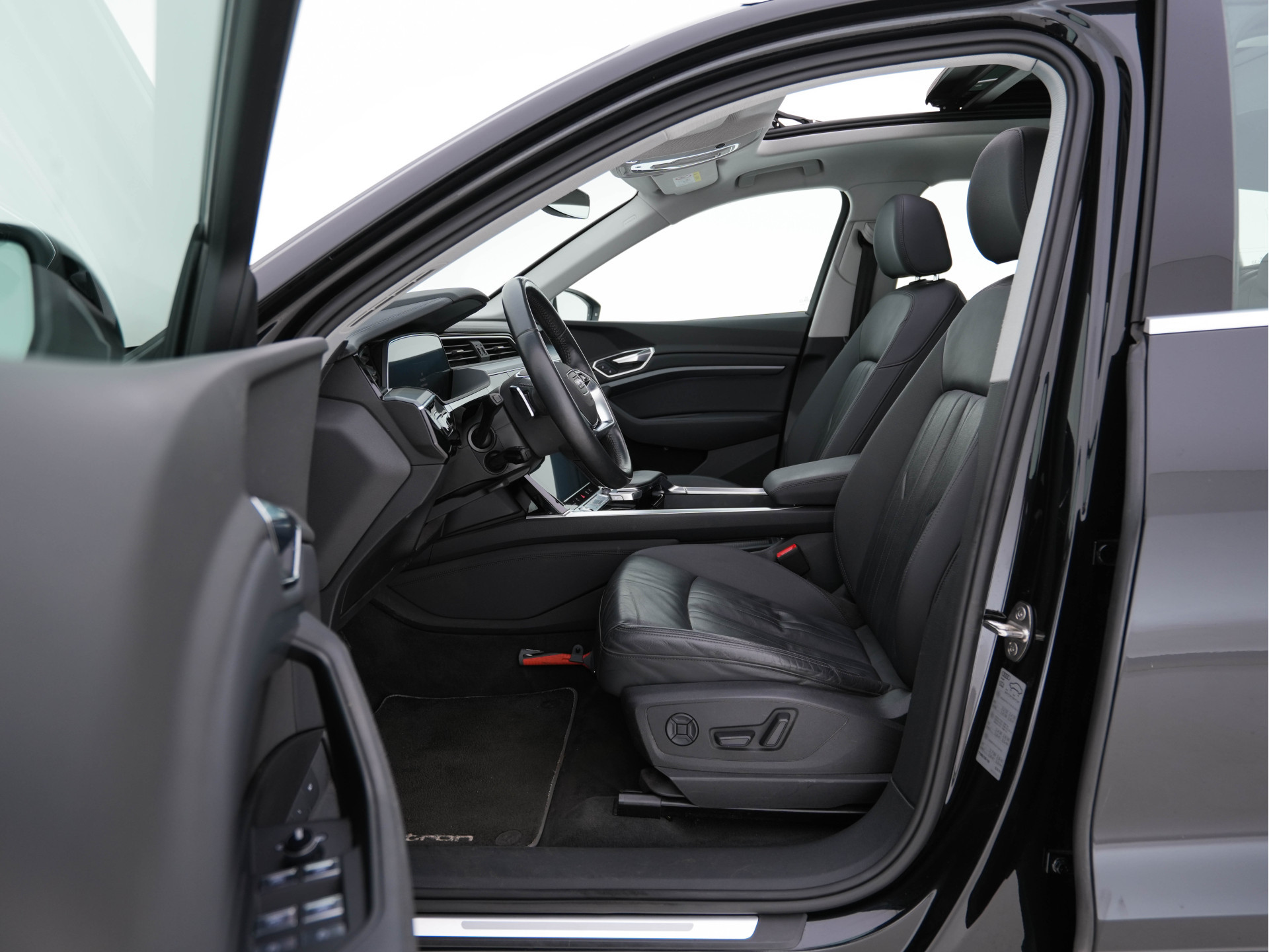 Audi e-tron 50 Quattro Launch-Edition-Plus 71 kWh [ 3-Fase ] {SOH-100%} (INCL-BTW) *PANO | LUXURY-LEATHER | ADAPTIVE-CRUISE | FULL-LED | DIGI-COCKPIT | KEYLESS | MEMORY-PACK | CAMERA | NAVI-FULLMAP | SHIFT-PADDLES | COMFORT-SEATS | 20''ALU*