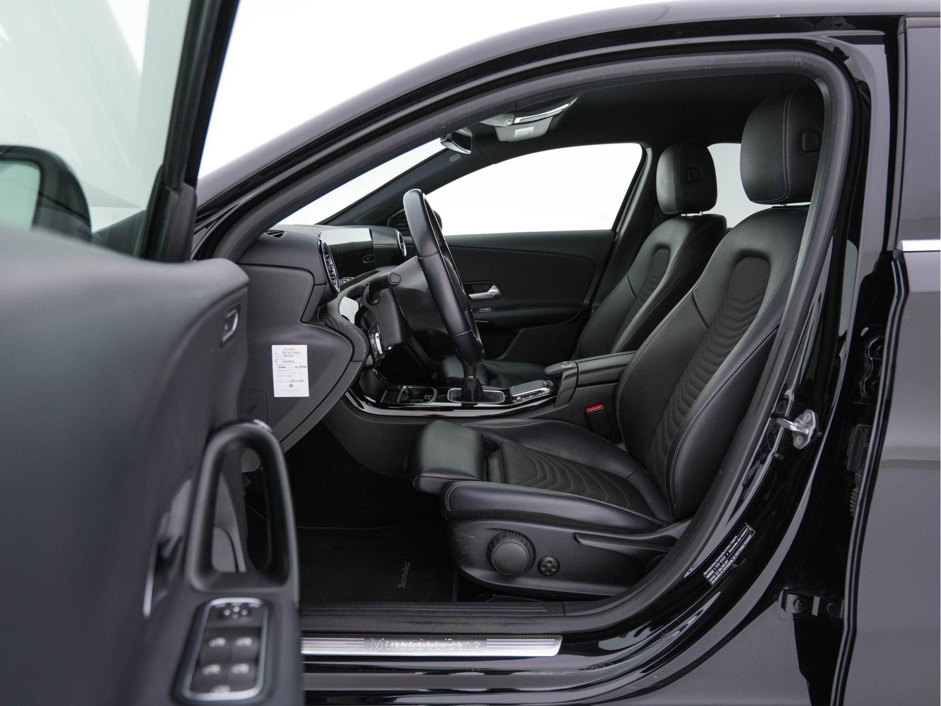 Mercedes-Benz A-klasse 160 Business Solution (INCL-BTW) *LEATHER- FABRIC | FULL-LED | WIDE-SCREEN-COCKPIT | CAMERA | NAVI-FULLMAP | HEATED-COMFORTSEATS | ECC | PRIVACY-GLASS | PDC | KEYLESS | CRUISE | CARBON-INLAY | 16''ALU*