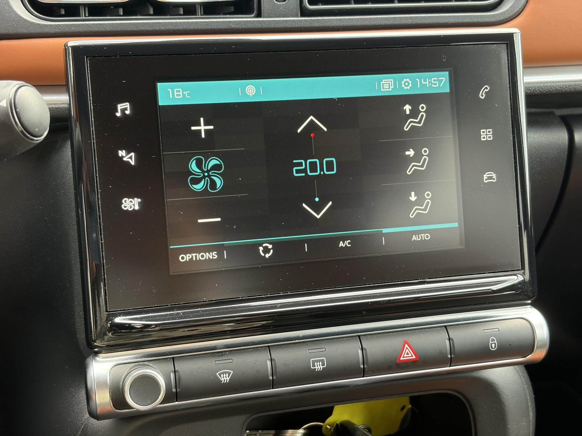 Citroen C3 1.2 PureTech Shine ✓Dealer Onderhouden✓2e Eigenaar✓Carplay✓Camera✓Navi✓Clima✓Cruise✓Pdc V+A✓Keyless✓Halfleder✓Trekhaak✓Rijstrooksensor✓Dodehoeksensor✓17'' Lm velgen✓N.A.P✓Nieuwe Apk bij Aflevering