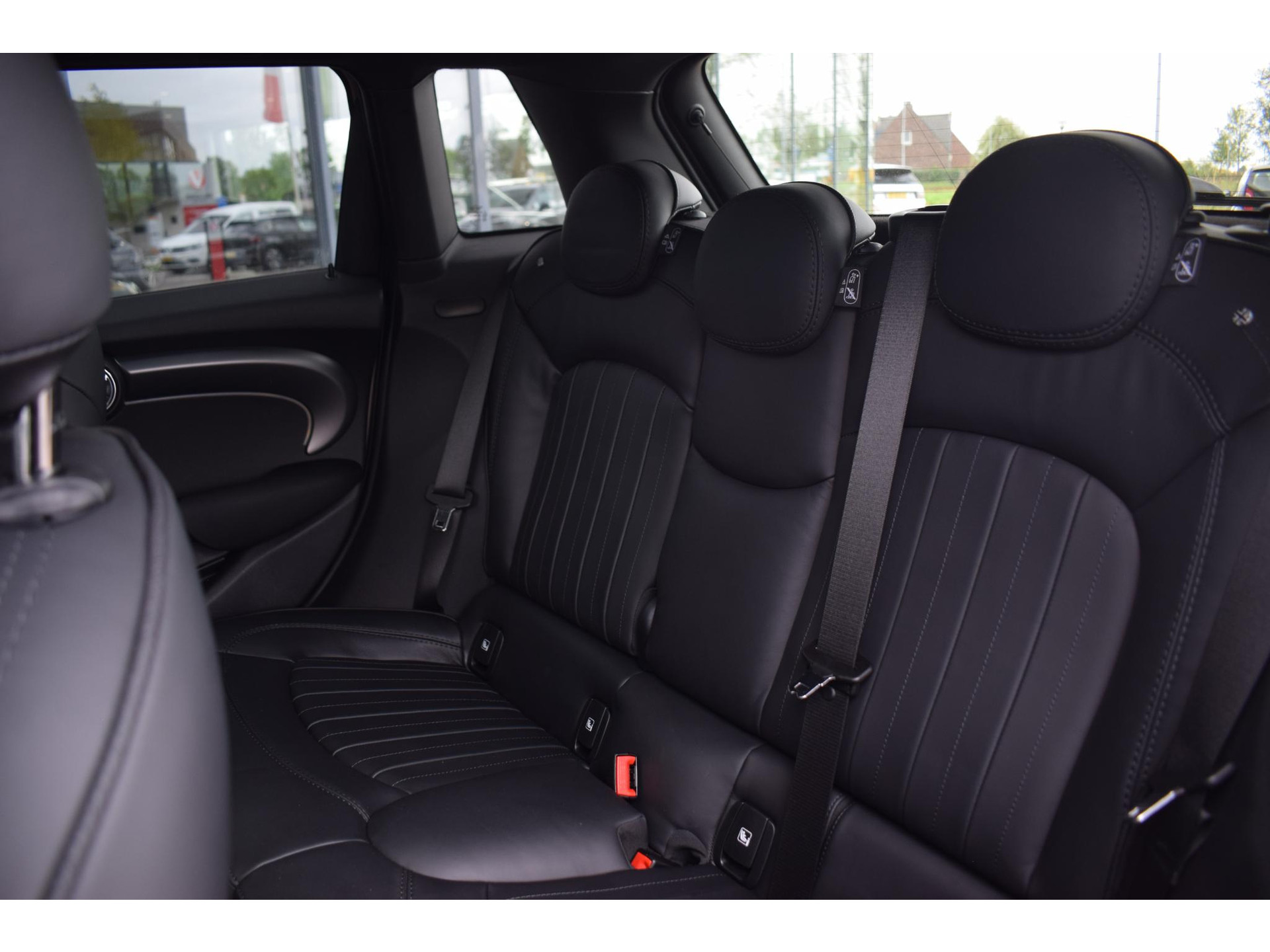 MINI 5-Deurs 2.0 Cooper S MINI Yours | Pano | Leer | H/K | HUD | Stuur-en Stoelverwarming
