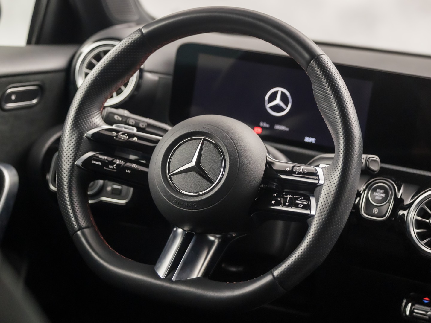 Mercedes-Benz A-Klasse 180 AMG Line Automaat (FABRIEKSGARANTIE, APPLE CARPLAY, GROOT NAVI, SFEERVERLICHTING, CAMERA, KUIPSTOELEN, STOELVERWARMING, GETINT GLAS, NIEUWSTAAT)