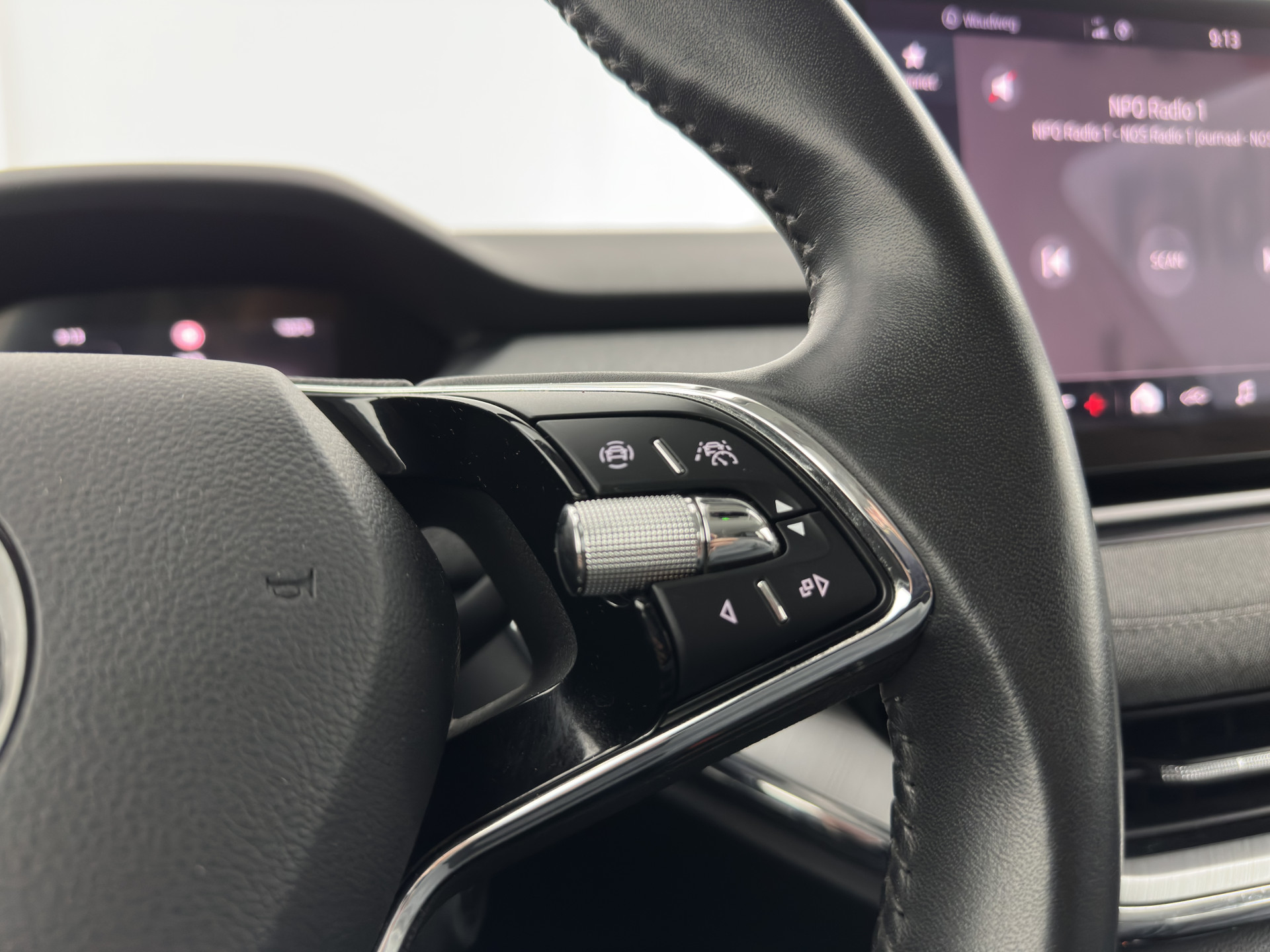 ŠKODA Enyaq iV 80 {SOH-90%} [ 3-Fase ] (INCL-BTW) *LEATHER-FABRIC | FULL-LED | DIGI-COCKPIT | CAMERA | KEYLESS | NAVI-FULLMAP | AMBIENT-LIGHT | ECC | HEATED-COMFORTSEATS | DAB+ | PDC | CRUISE | CARPLAY | TOWBAR | 19"ALU*