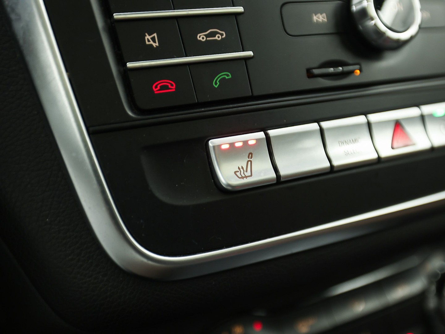 Mercedes-Benz CLA-Klasse 180 AMG Sport Automaat (PANORAMADAK, GROOT NAVI, BRUIN LEDER, CAMERA, STOELVERWARMING, SPORTSTOELEN, GETINT GLAS, DIAMOND GRILL, NIEUWE APK, NIEUWSTAAT)