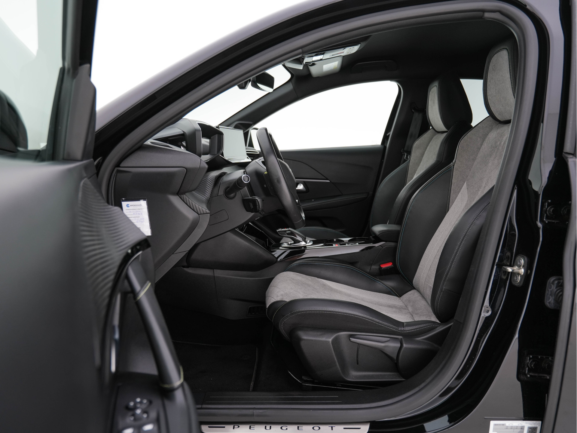 Peugeot e-208 EV GT-Line 350 50 kWh [ 3-Fase ] {SOH-90%} (INCL-BTW) *FULL-LED | DIGI-COCKPIT | BLINDSPOT | CAMERA | LEATHER-ALCANTARA | NAVI-FULLMAP | LANE-ASSIST | KEYLESS | DAB | CCS-FASTLOADER | HEATED-SPORTSEATS | AMBIENT-LIGHT | 17"ALU*