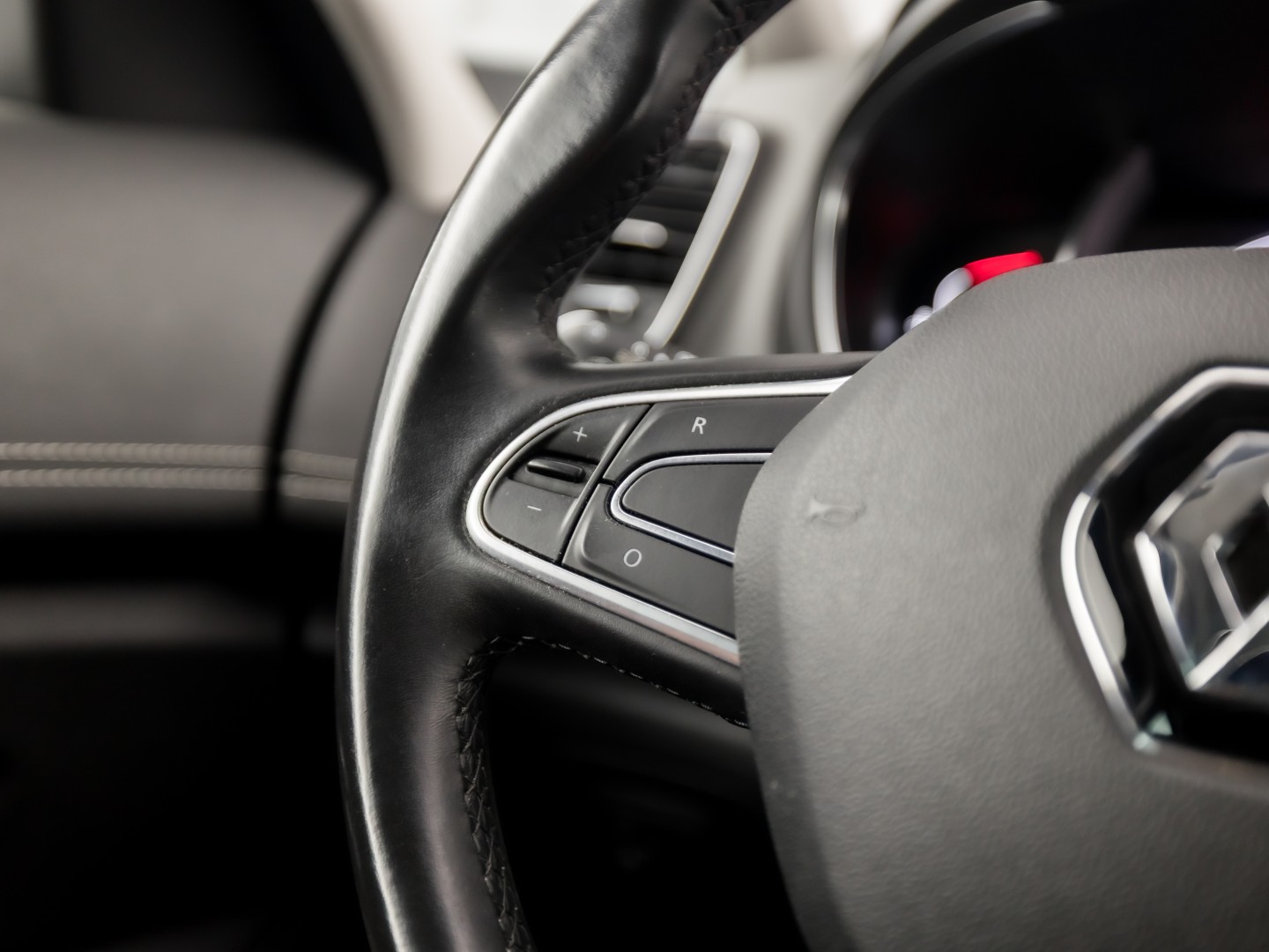 Renault Scénic 1.3 TCe Intens Sport (APPLE CARPLAY, NAVIGATIE, CAMERA, CLIMATE, LEDER, SPORTSTOELEN, GETINT GLAS, CRUISE, NIEUWSTAAT)