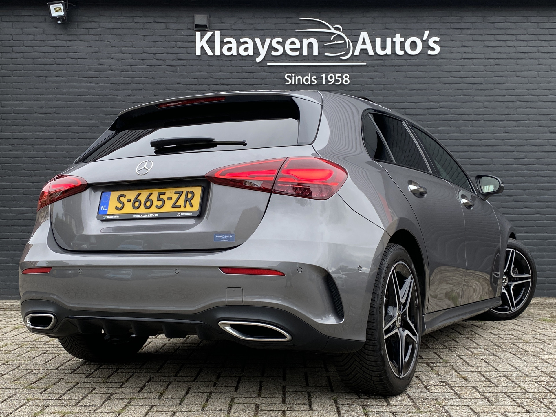 Mercedes-Benz A-klasse 180 AMG Line AUT. | 1e eigenaar | dealer onderh. | panoramadak | camera | night pakket | sfeerverlichting