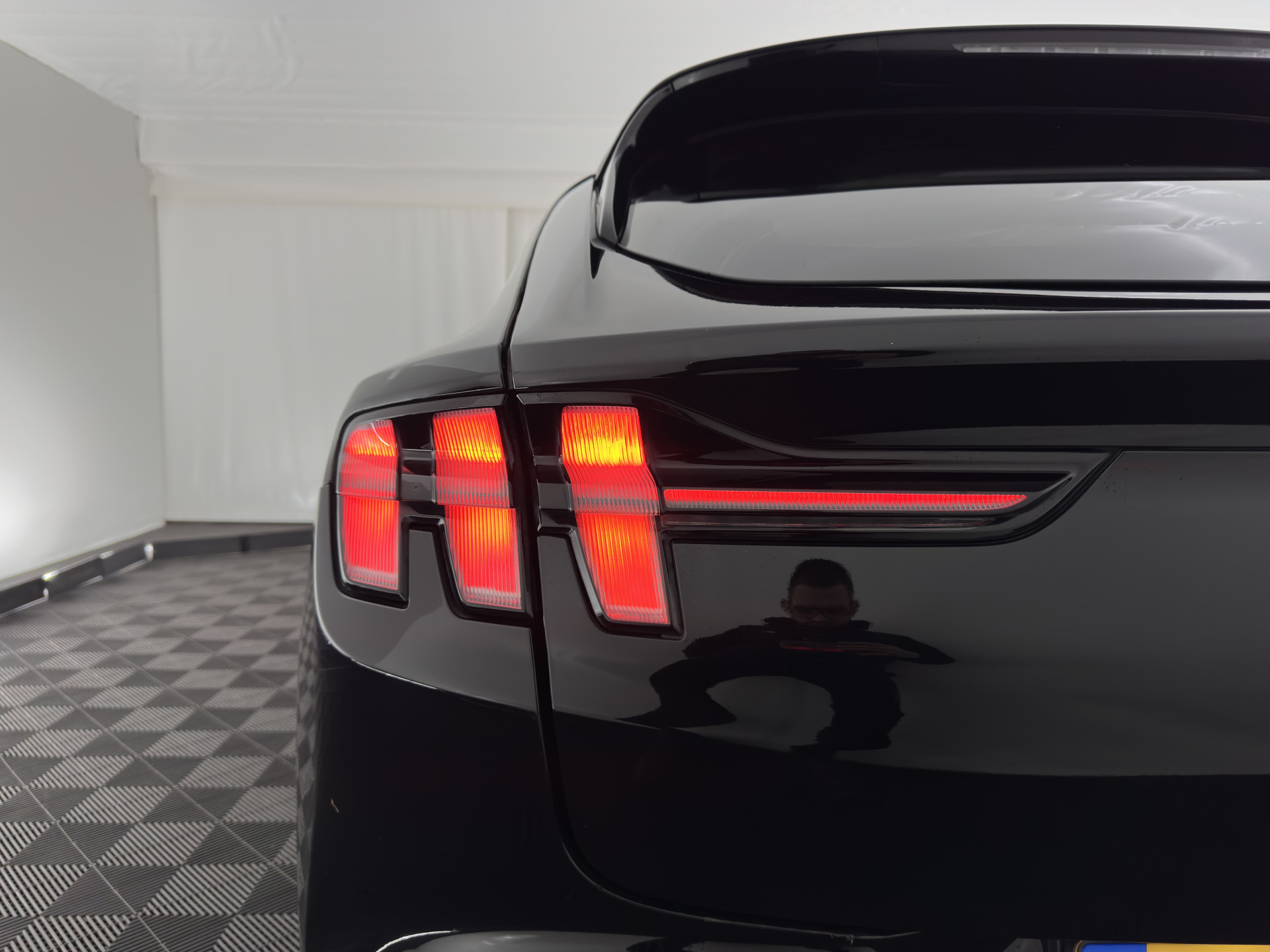 Ford Mustang Mach-E RWD 75 kWh (3-Fase) (INCL-BTW) Aut. *LEATHER | FULL-LED | DAB | DIGI-COCKPIT | KEYLESS | NAVI-FULLMAP | CARPLAY | HEATED-COMFORTSEATS | TOPVIEW | ADAPTIVE-CRUISE | PRIVACY-GLASS | 18'' ALU*