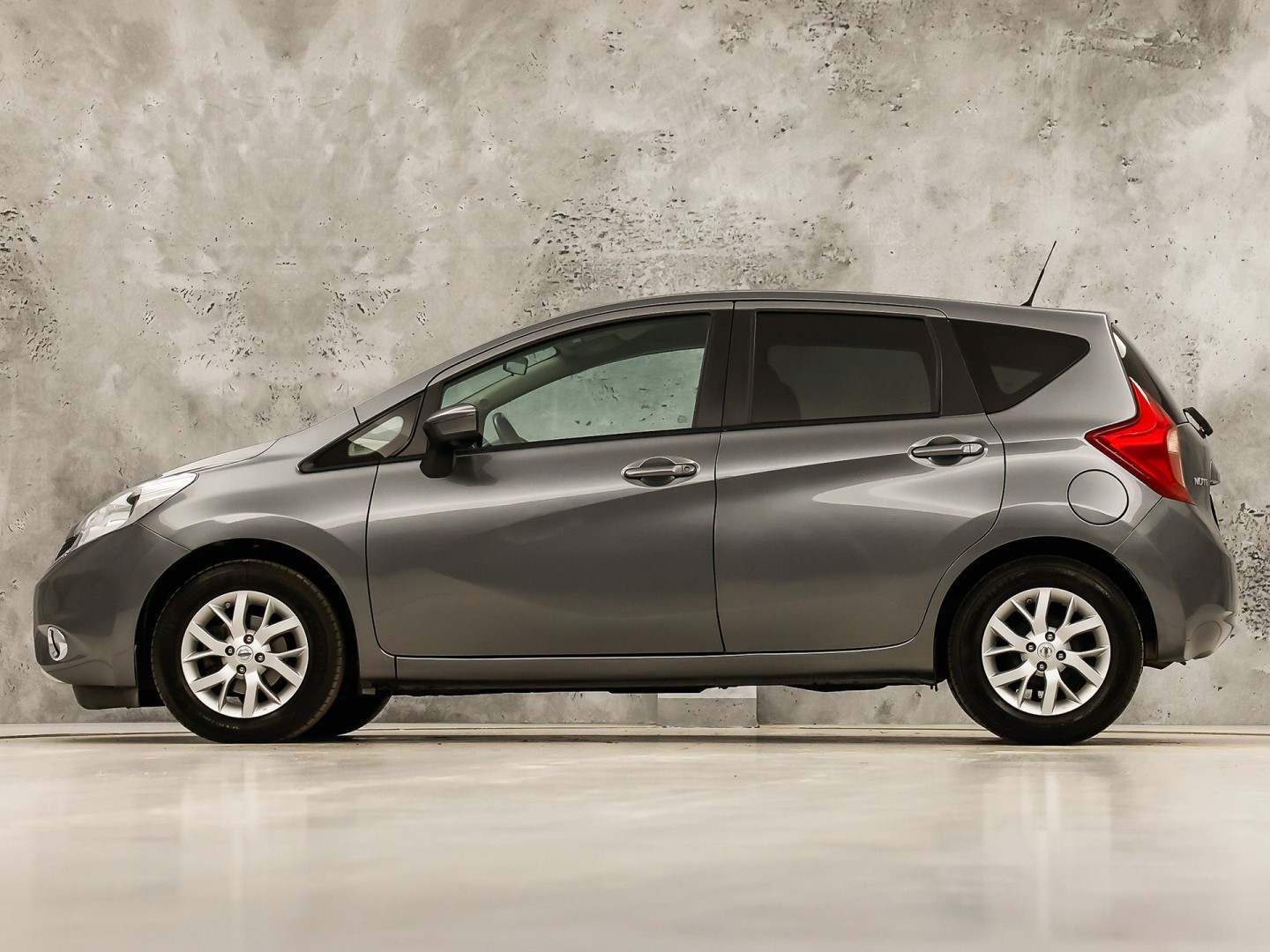 Nissan Note 1.2 Sport (AIRCO, GETINT GLAS, LM VELGEN, SPORTSTOELEN, CRUISE, NIEUWE APK, NIEUWSTAAT)