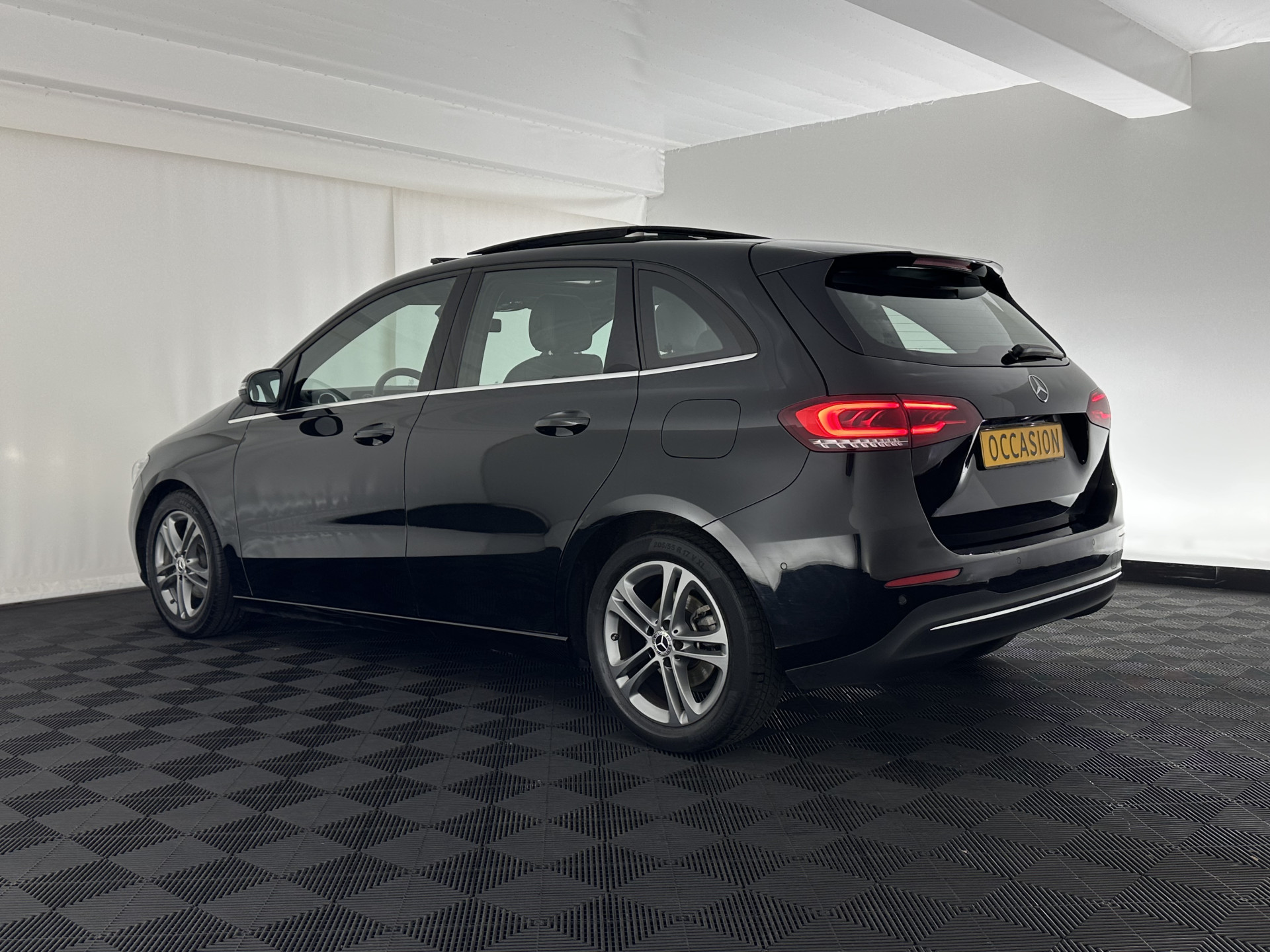 Mercedes-Benz B-klasse 180d Launch Edition Premium Plus (INCL-BTW) Aut. *PANO | LEATHER-MICROFIBRE | KEYLESS |  FULL-LED | WIDESCREEN-DIGI-COCKPIT | CAMERA | COMFORTSEATS | NAVI-FULLMAP | ECC | CARPLAY | PDC | CRUISE | 17''ALU*