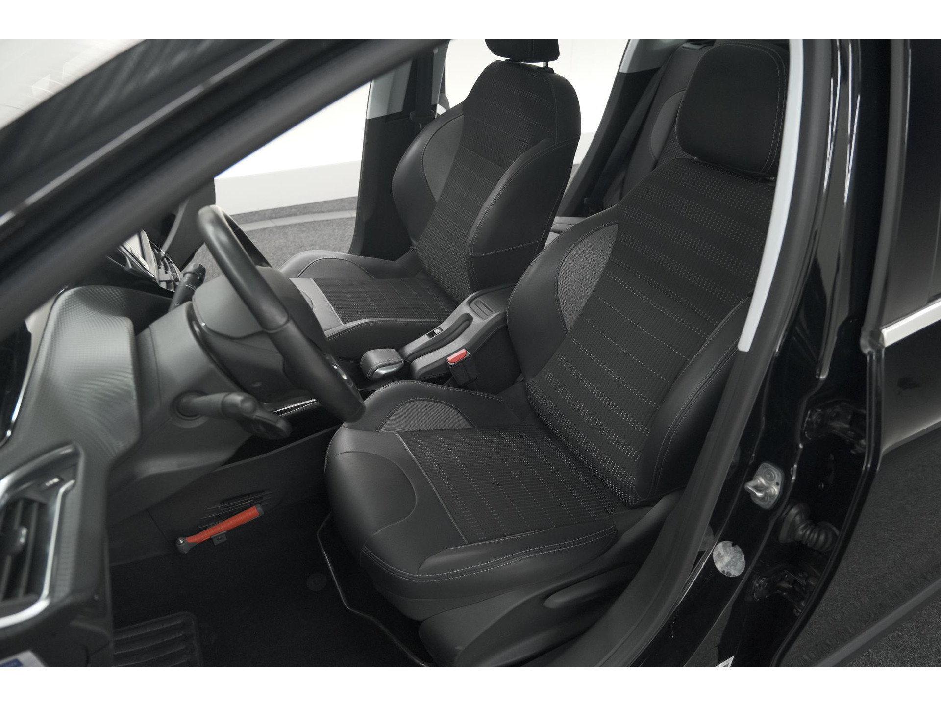 Peugeot 2008 PureTech 110 Allure | Panoramadak | Navigatie | Camera | Parkeersensoren
