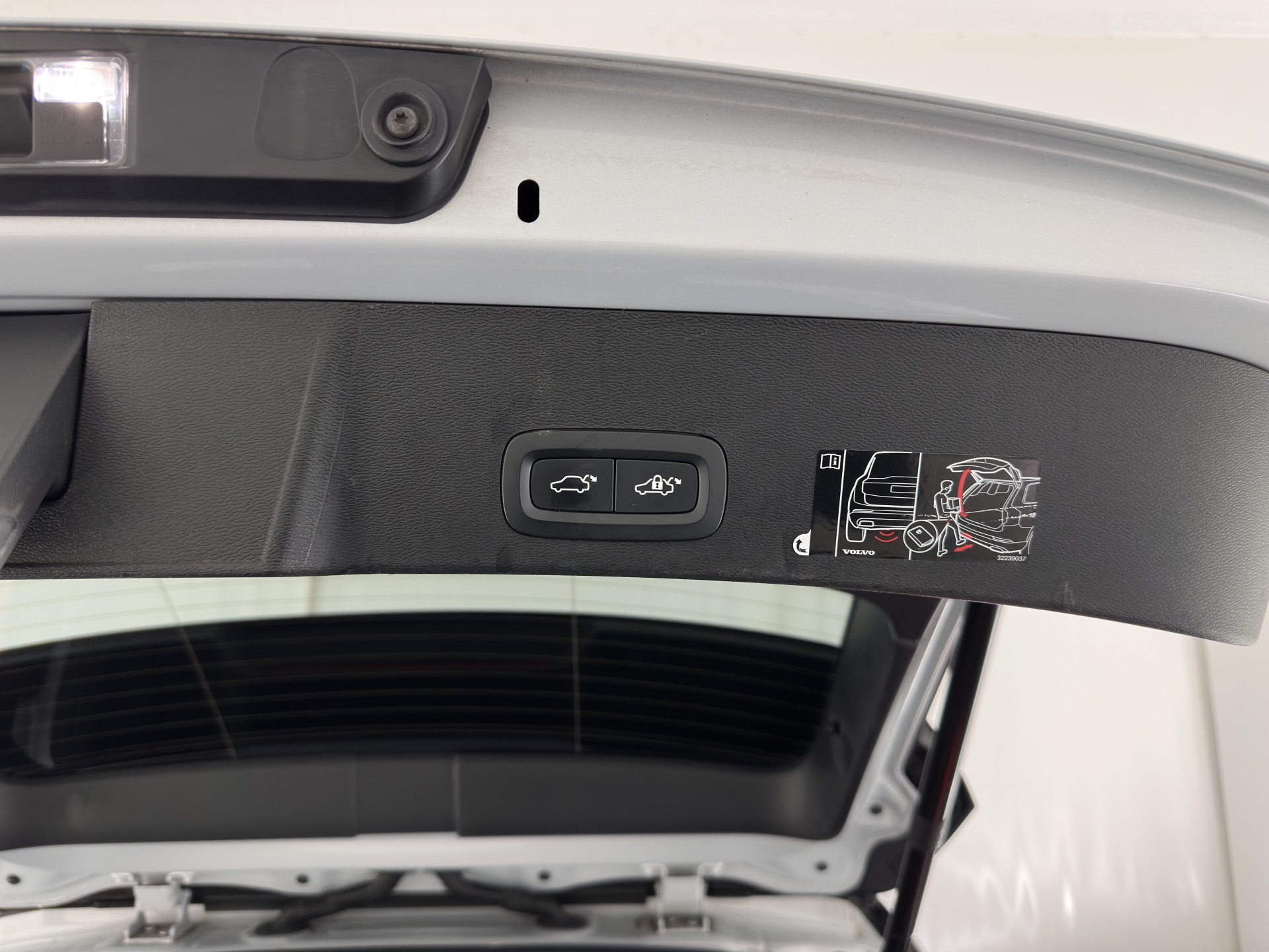 Volvo XC40 Recharge P8 AWD R-Design [ 3-Fase ] {SOH-89%} (INCL-BTW) *PANO | LEATHER-MICROFIBRE | DIGI-COCKPIT | FULL-LED | NAVI-FULLMAP | ECC | CARPLAY | PDC | KEYLESS | HEATED-SPORTSEATS | BLIS | PRIVACY-GLASS | 20"ALU*