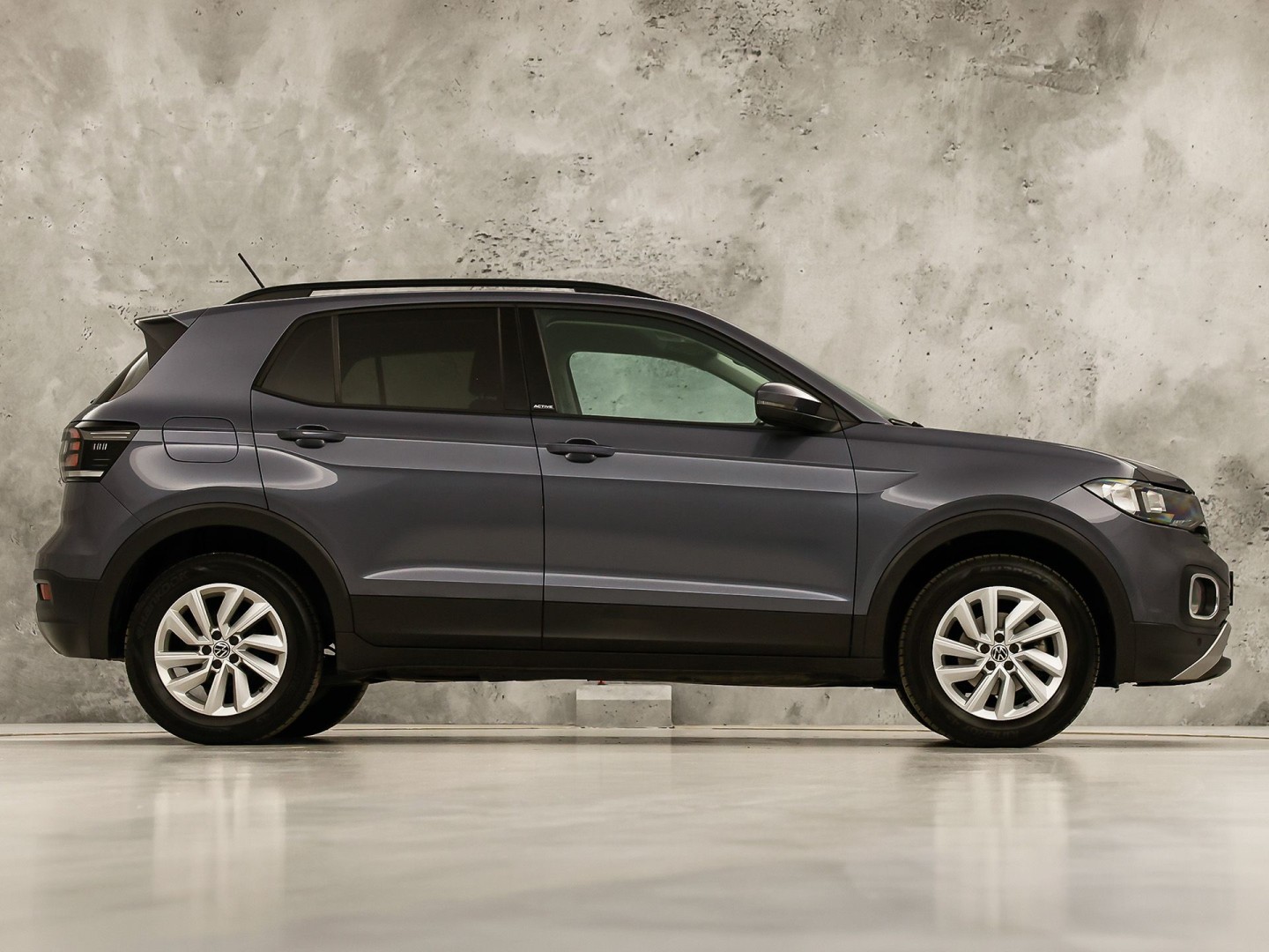 Volkswagen T-Cross 1.0 TSI Life Sport (APPLE CARPLAY, GROOT NAVI, CLIMATE, STOELVERWARMING, SPORTSTOELEN, GETINT GLAS, CRUISE, NIEUWSTAAT)