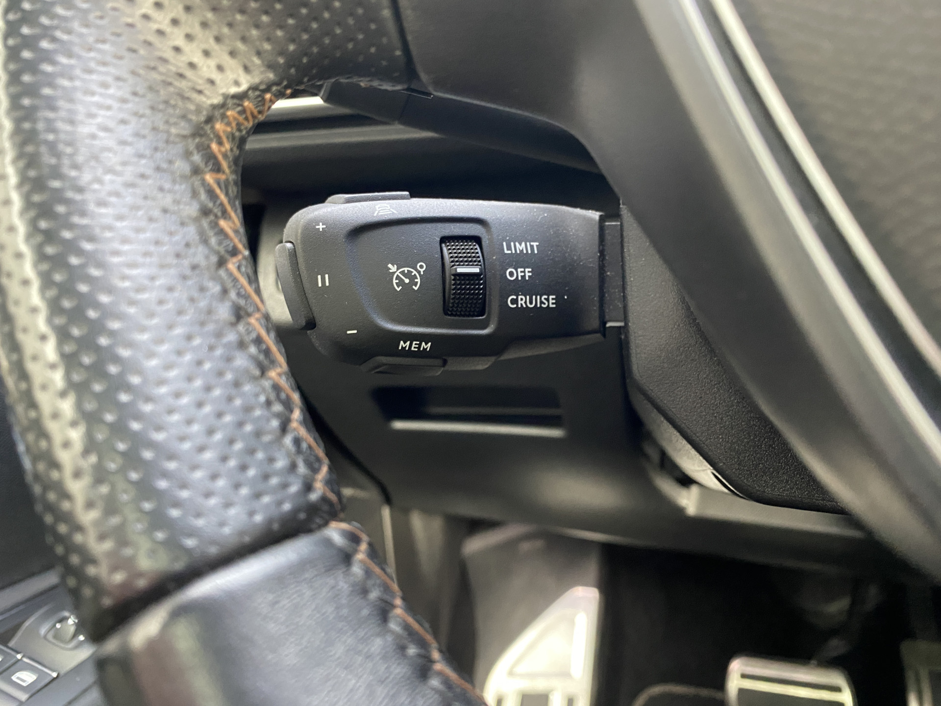 Peugeot 3008 1.6 Plug-in Hybrid 4WD 300 pk GT AUT. | 1e eigenaar | carplay | panoramadak | navigatie | 3D cockpit | 2 laadkabels | BTW