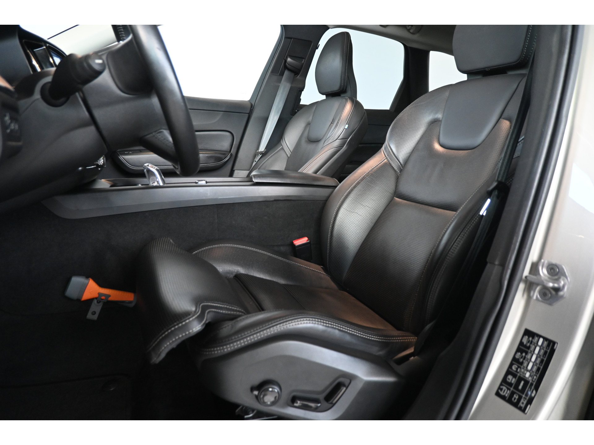 Volvo XC60 2.0 T8 Twin Engine AWD Inscription Harman/Kardon Navigatie Panoramadak Carplay Goed Onderhouden! Inruil Mogelijk!
