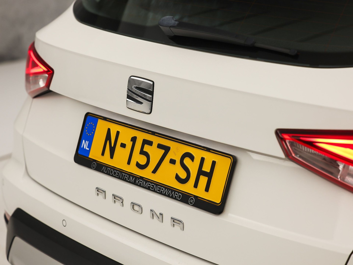 SEAT Arona 1.0 TSI Sport (APPLE CARPLAY, GROOT NAVI, CLIMATE, ZWART HEMEL, SPORTSTOELEN, PARKEERSENSOREN, ELEK PAKKET, CRUISE, NIEUWSTAAT)
