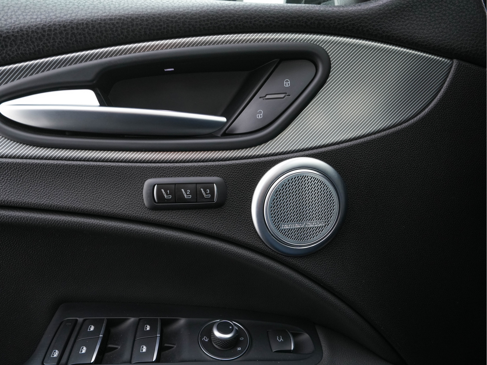 Alfa Romeo Stelvio 2.2d AWD Q4 Super Aut. *PANO | LEATHER | BI-XENON | MEMORY-PACK | HARMAN/KARDON | BLINDSPOT | CAMERA | DAB+ | NAVI-FULLMAP | HEATED-SPORTSEATS | ECC | ADAPTIVE-CRUISE | PDC | PRIVACYGLASS | TOWBAR | 19"ALU*