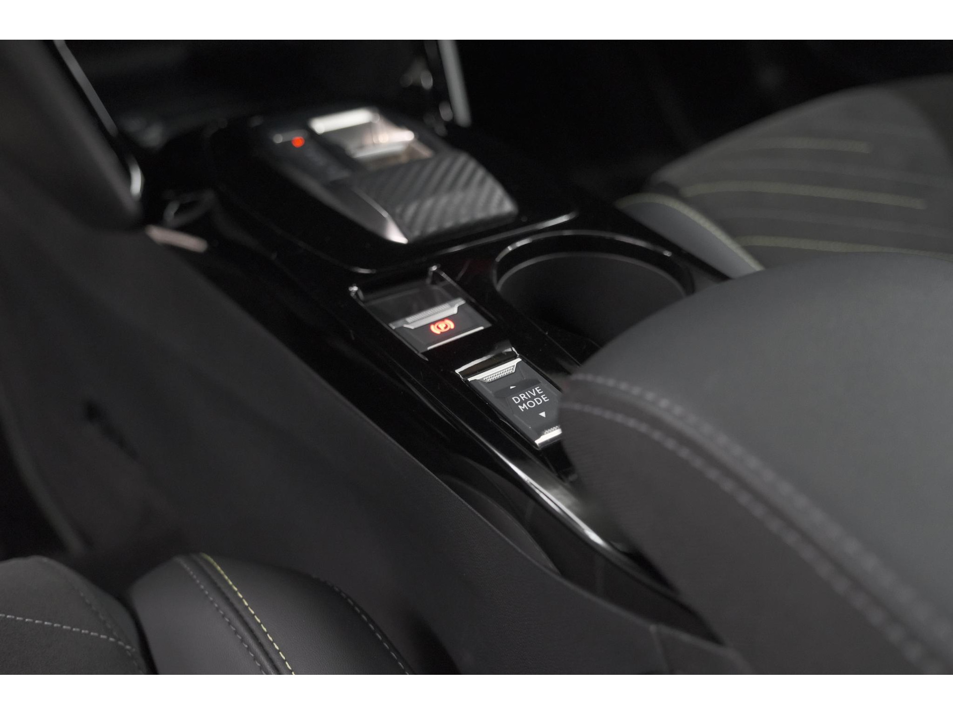 Peugeot 208 1.2 Hybrid 145 e-DCS6 GT | Alcantara Pakket | Camera | Apple Carplay | Stoelverwarming