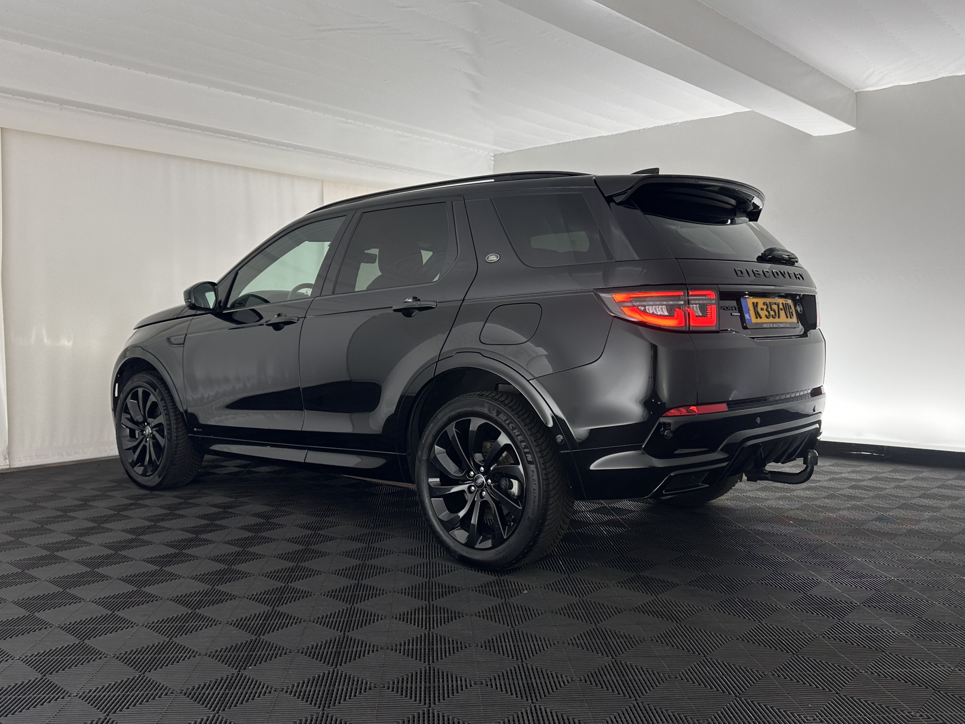 Land Rover Discovery Sport P300e 1.5 R-Dynamic HSE Black Exterior Pack AWD (Plug-in) (INCL-BTW) *LEATHER | FULL-LED | DIGI-COCKPIT | MERIDIAN-AUDIO | BLINDSPOT | KEYLESS | SHIFTPADDLES | PRIVACYGLASS | NAVI-FULLMAP | ECC | MEMORY-PACK | PDC | CRUISE | 20'