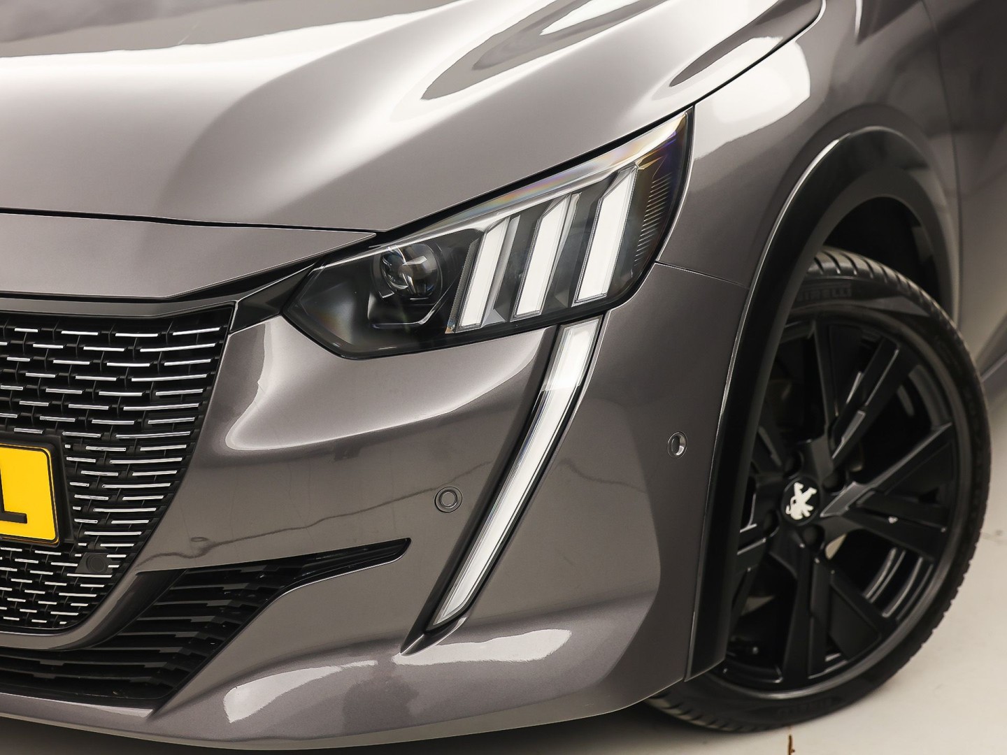Peugeot 208 1.2 PureTech GT-Line Automaat (VIRTUAL COCKPIT, APPLE CARPLAY, GROOT NAVI, LEDER, 360 CAMERA, SPORTSTOELEN, GETINT GLAS, LM VELGEN, LANE ASSIST, NIEUWSTAAT)