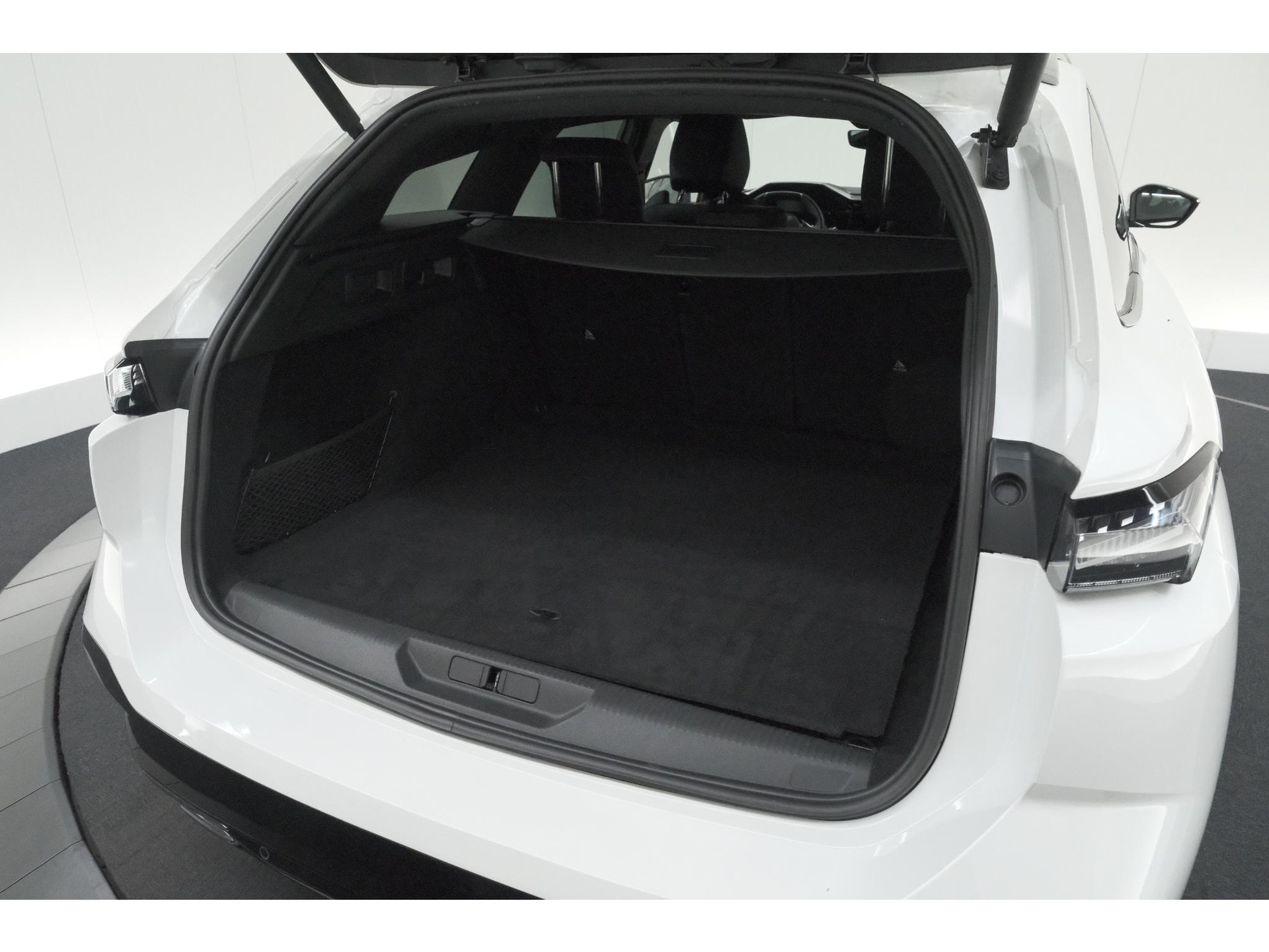 Peugeot 308 SW 1.6 HYbrid 180 GT Pack Business | Trekhaak | 360 Camera | Adaptieve Cruise Control | Elektronische Kofferklep