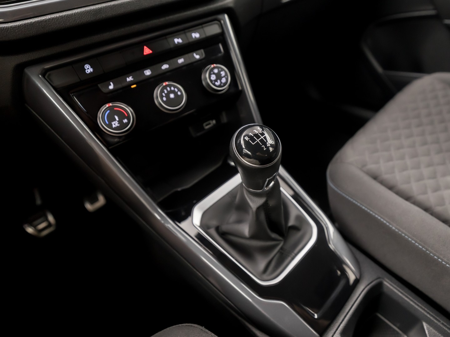 Volkswagen T-Roc 1.0 TSI Sport (APPLE CARPLAY, GROOT NAVI, STOELVERWARMING, GETINT GLAS, SPORTSTOELEN, ADAPTIVE CRUISE, PARKEERSENSOREN, NIEUWSTAAT)