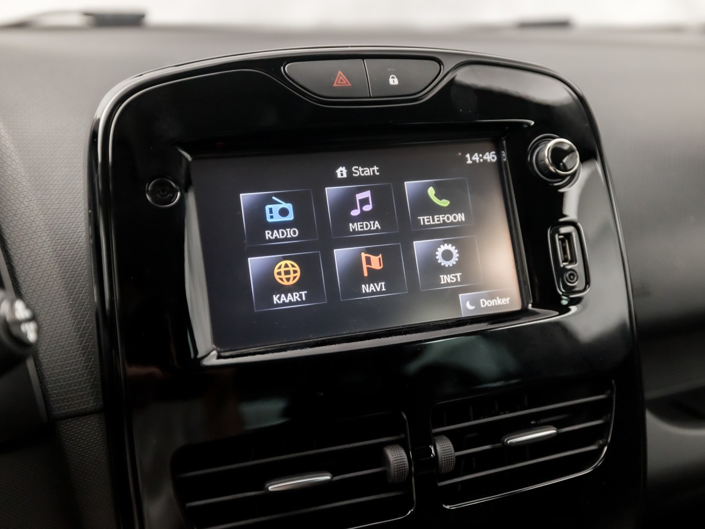 Renault Clio Estate 0.9 TCe Dynamic Sport (NAVIGATIE, LM VELGEN, GETINT GLAS, SPORTSTOELEN, CRUISE, PARKEERSENSOREN, NIEUWE APK, NIEUWSTAAT)