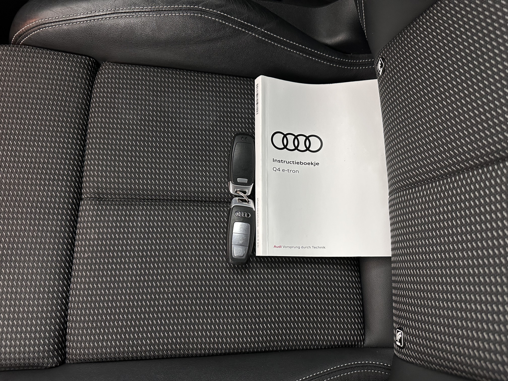 Audi Q4 e-tron 40 S-edition 77 kWh [ 3-Fase-11kW ] {SOH-89%} (INCL-BTW) *HEATPUMP | LEATHER-FABRIC | MATRIX-LED | ADAPTIVE-CRUISE | HEATED-SPORTSEATS | AMBIENTLIGHT | DIGI-COCKPIT | CAMERA | KEYLESS | DAB+ | NAVI-FULLMAP | TOWBAR | PRIVACYGLASS | 20"AL