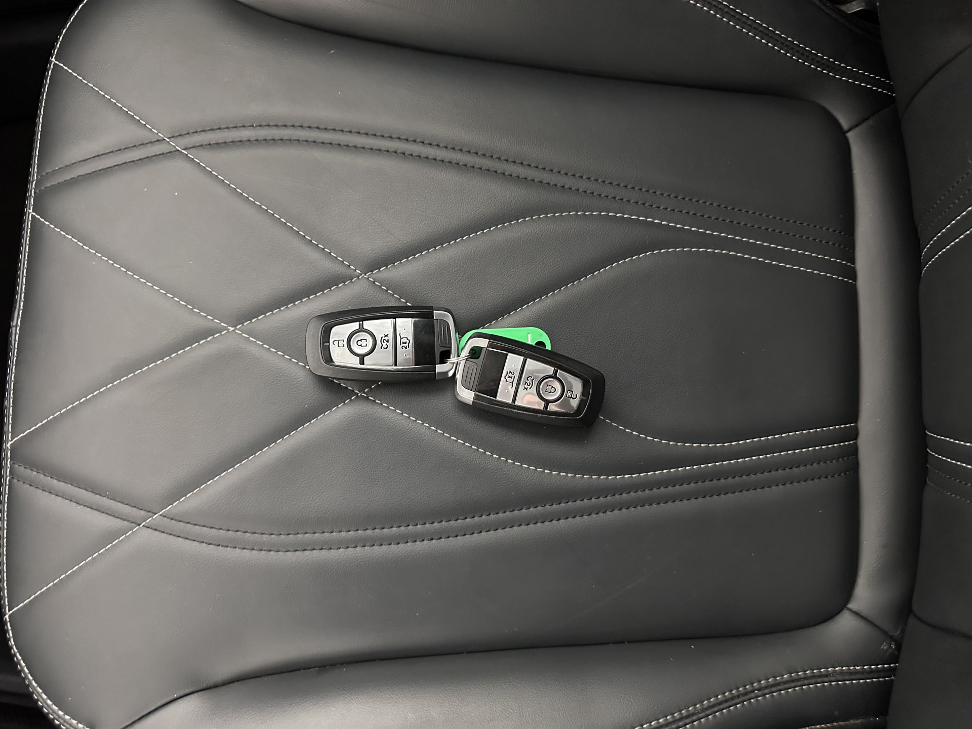 Ford Mustang Mach-E RWD 75 kWh [ 3-Fase-11kW] {SOH-89%} (INCL-BTW) *LEATHER | FULL-LED | DAB | DIGI-COCKPIT | KEYLESS | NAVI-FULLMAP | CARPLAY | HEATED-COMFORTSEATS | TOPVIEW | ADAPTIVE-CRUISE | PRIVACYGLASS | 18'' ALU*