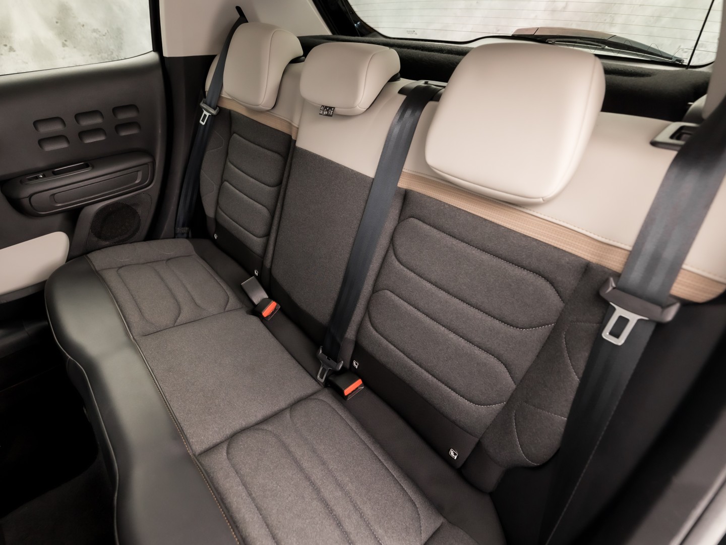 Citroën C3 1.2 PureTech Shine Sport Automaat (APPLE CARPLAY, GROOT NAVI, CAMERA, LEDER, STOELVERWARMING, SPORTSTOELEN, GETINT GLAS, CRUISE, NIEUWSTAAT)