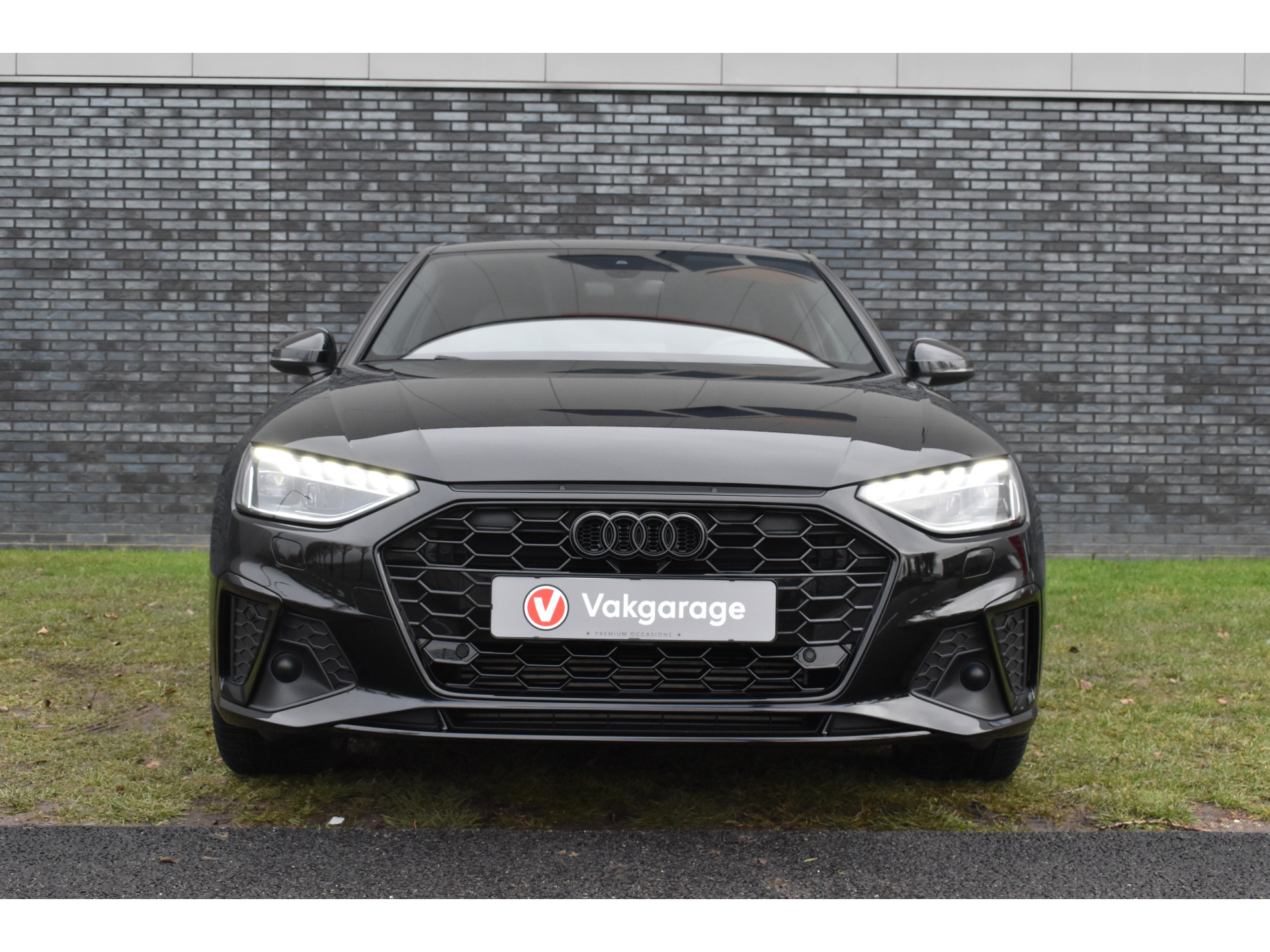 Audi A4 Limousine 35 TFSI S-line 2.0 Mild Hybrid S-line black-line Automaat Leder interieur