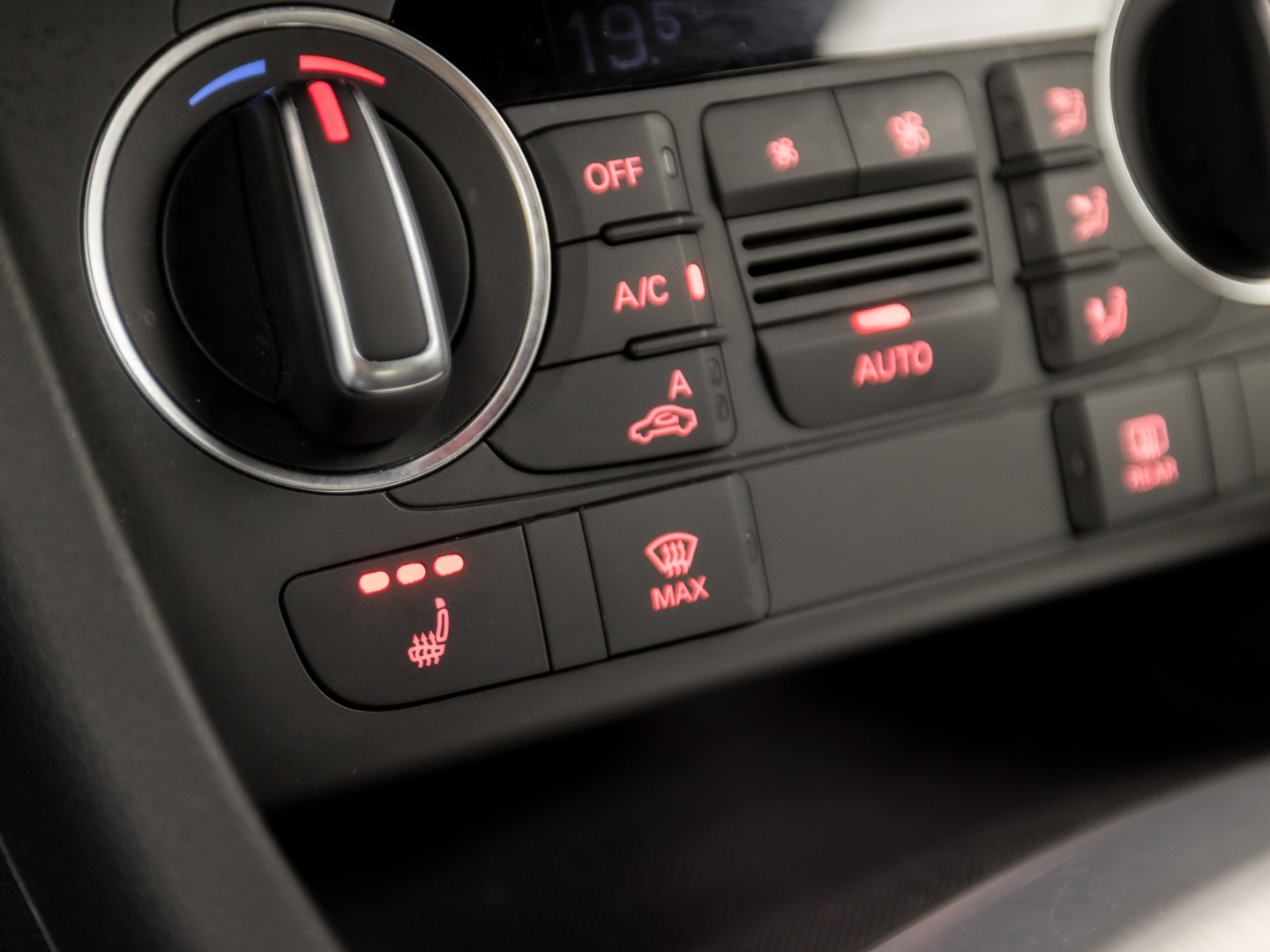 Audi Q3 1.4 TFSI S-Line Sport 150Pk Automaat (2X S-LINE, NAVIGATIE, LEDER, STOELVERWARMING, SPORTSTOELEN, GETINT GLAS, TREKHAAK, NIEUWE APK, NIEUWSTAAT)