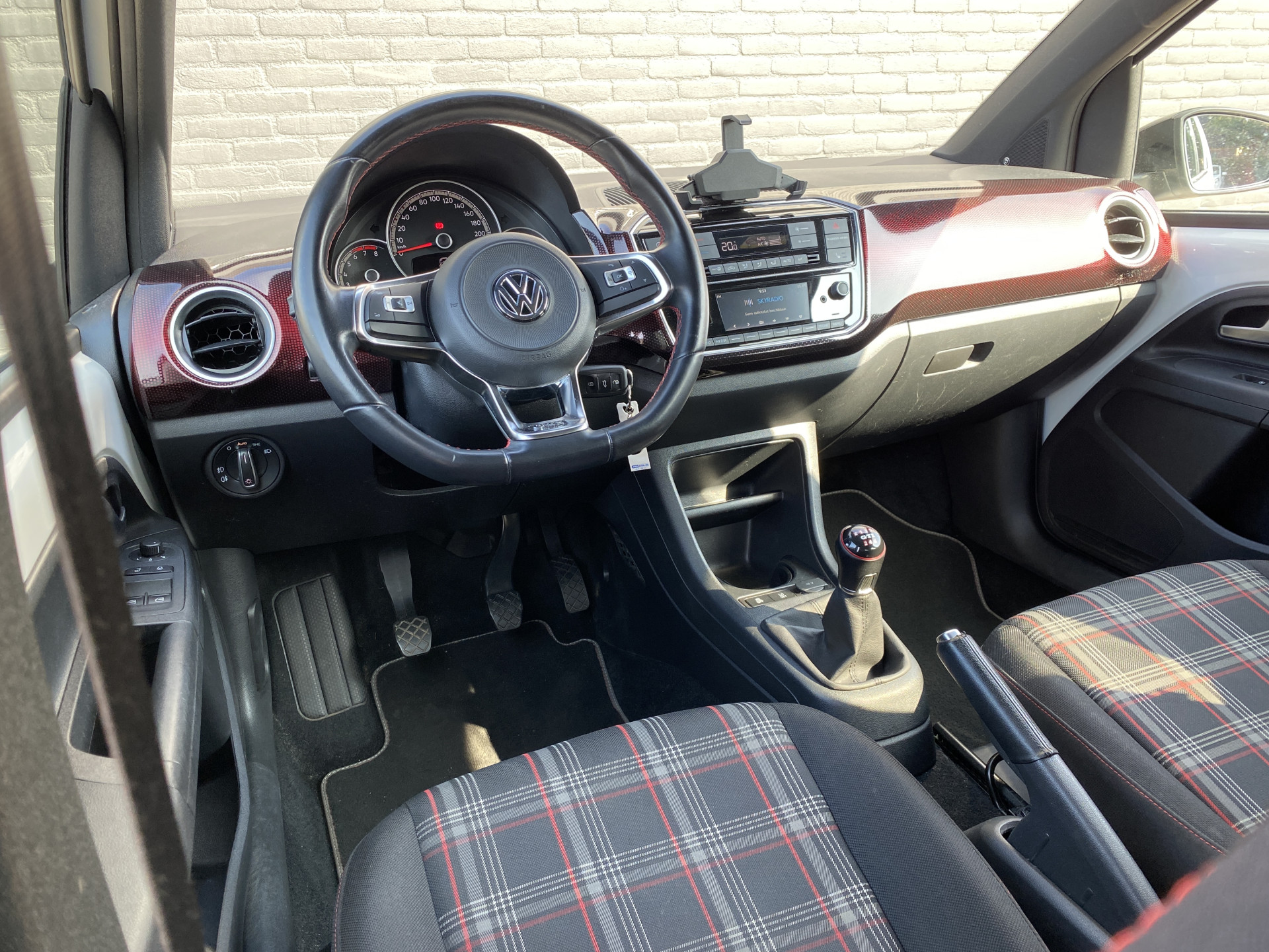 Volkswagen Up! 1.0 TSI GTI 116 pk | 17 inch lichtmetaal | stoelverwarming | climate control | zwart dak-spiegels | NL auto