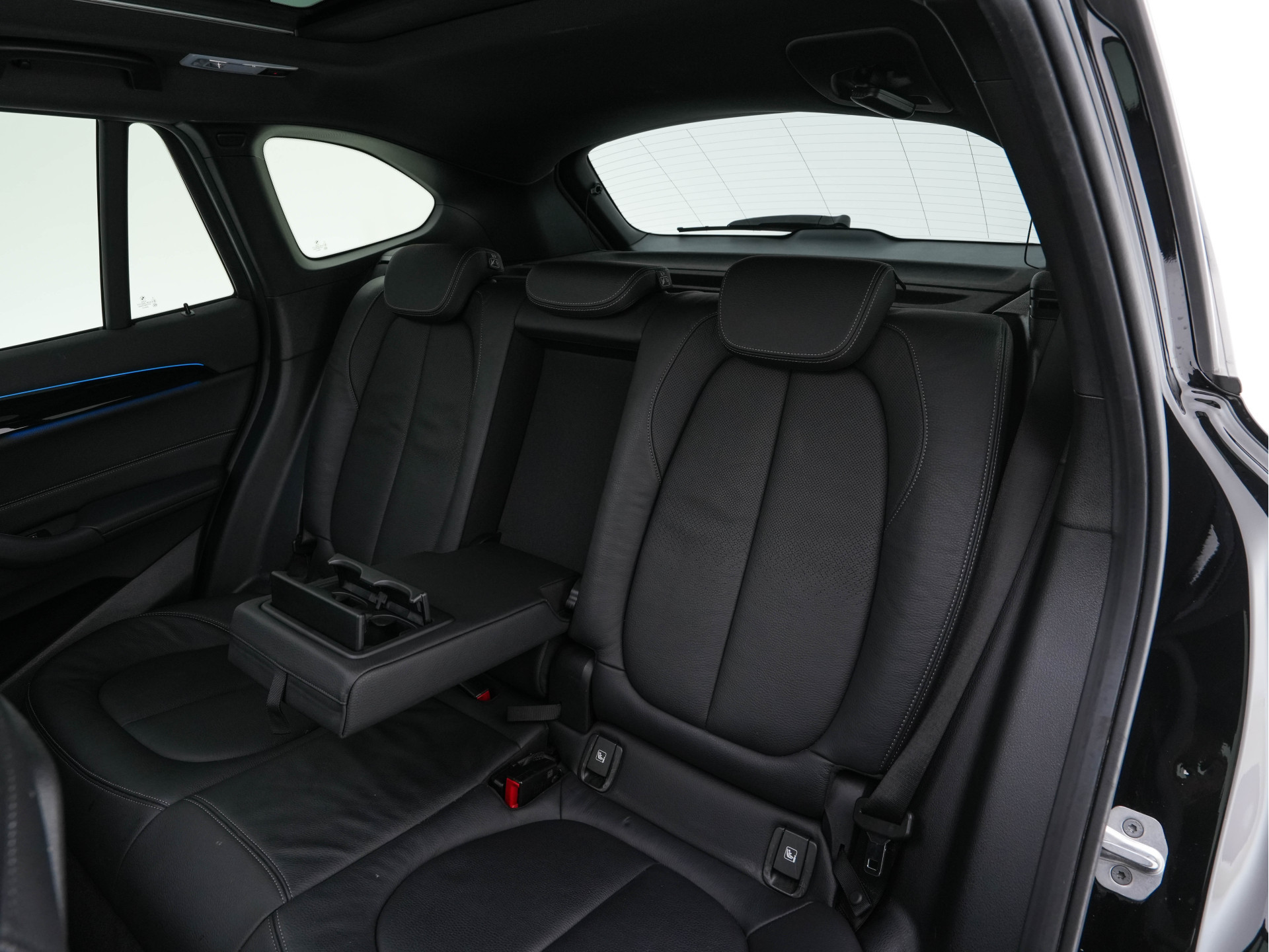 BMW X1 xDrive25e Sportline Business Edition Plus (Plug-In) (INCL-BTW) Aut. *PANO | LEATHER | FULL-LED | HEATED-SPORTSEATS | HIFI-SYSTEM | CAMERA | PRIVACYGLASS | NAVI-FULLMAP | ECC | HEAD-UP | PDC | KEYLESS | DAB | CRUISE | TOWBAR | AMBIENTLIGHT | 18