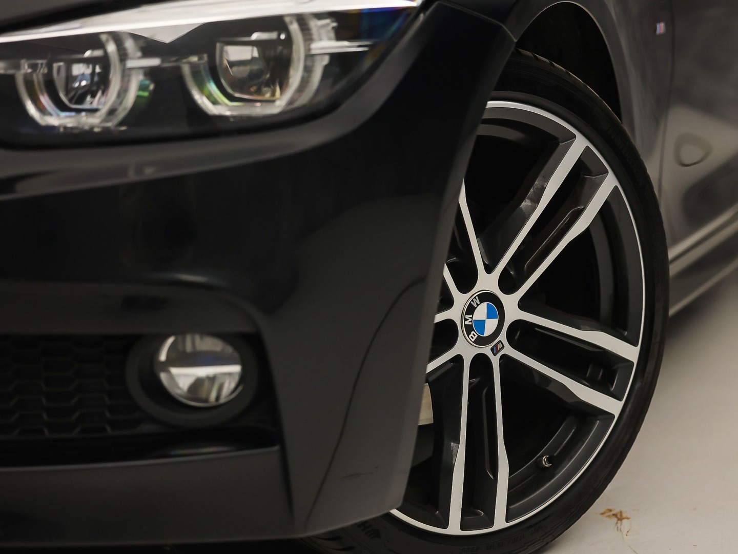 BMW 3 Serie 318i M Sport High Executive Automaat (VIRTUAL COCKPIT, M PAKKET, GROOT NAVI, STOELVERWARMING, SPORT AUTOMAAT, SPORTSTOELEN, TREKHAAK, GETINT GLAS, PARKEERSENSOREN, NIEUWSTAAT)