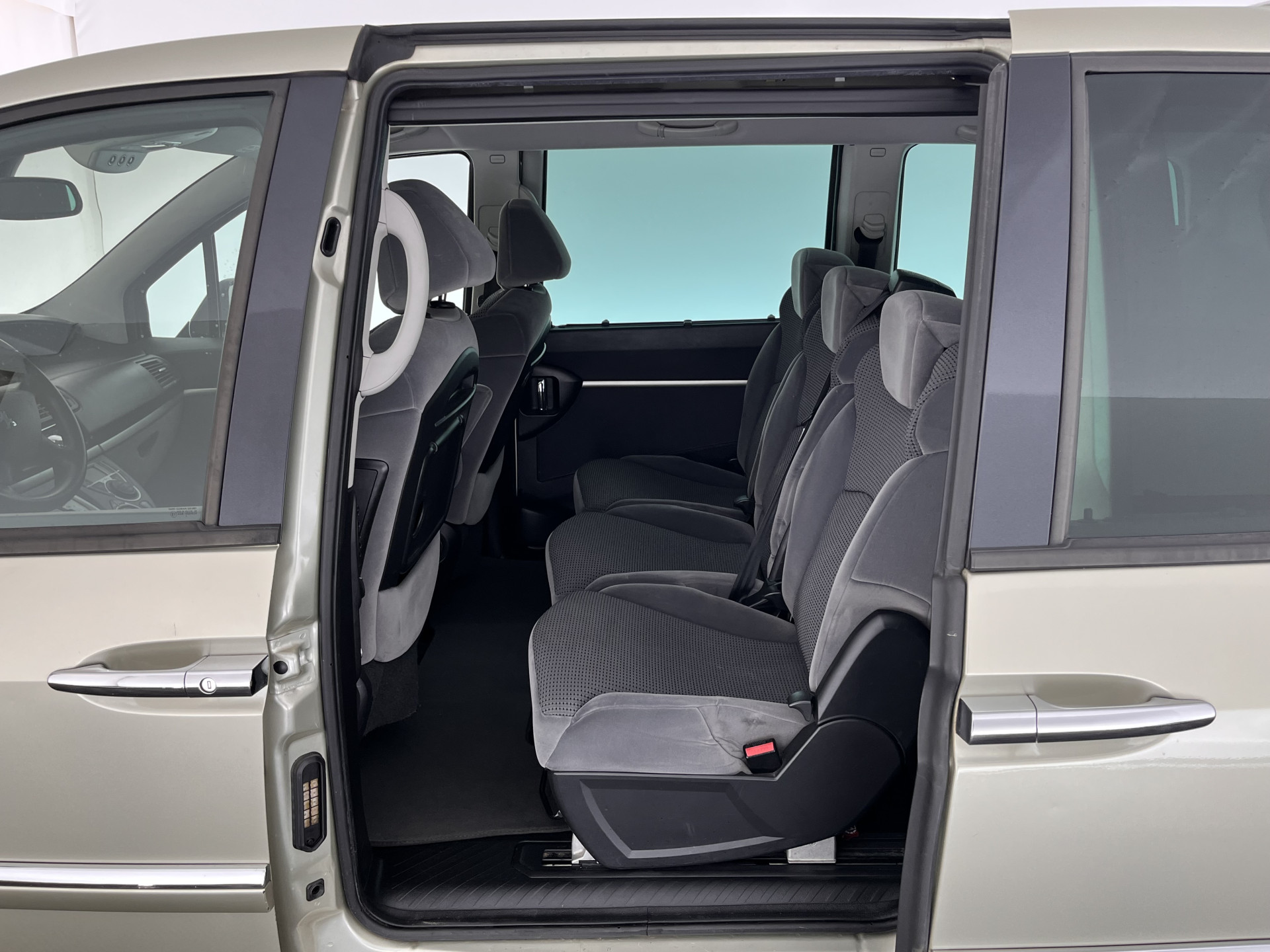 Peugeot 807 2.0 HDiF ST [ 7-Pers. ] Aut. *NAVI-FULLMAP | XENON | VELOURS-COMFORT-SEATS | HEATED-SEATS | ECC | PDC | CRUISE | TOWBAR | 16''ALU*