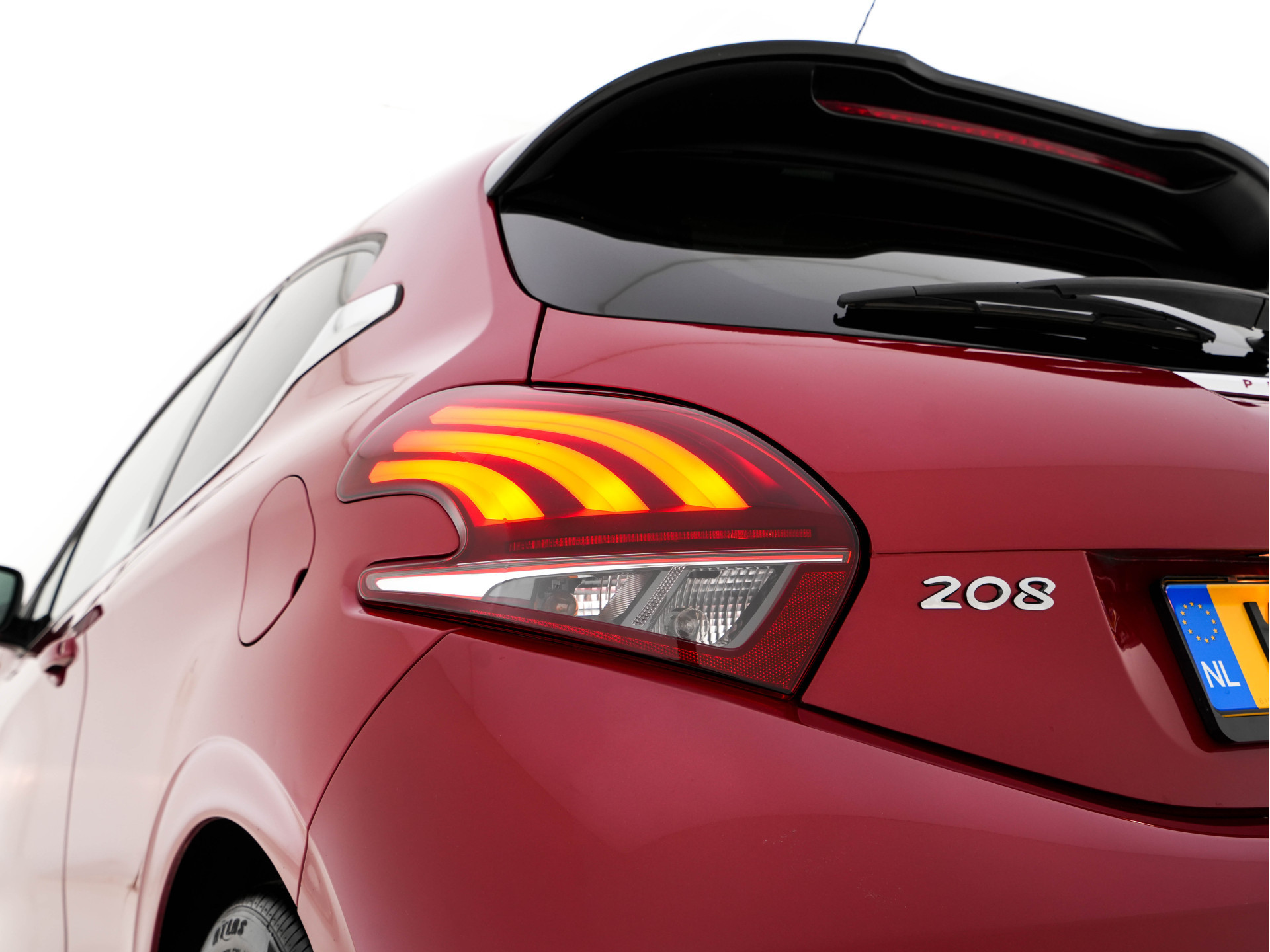 Peugeot 208 1.6 BlueHDi GT-line *PANO | LEATHER-FABRIC | JBL-AUDIO | HEATED-SPORTSEATS | NAVI-FULLMAP | CAMERA | DAB+ | PRIVACY-GLASS | TOWBAR | 17''ALU*