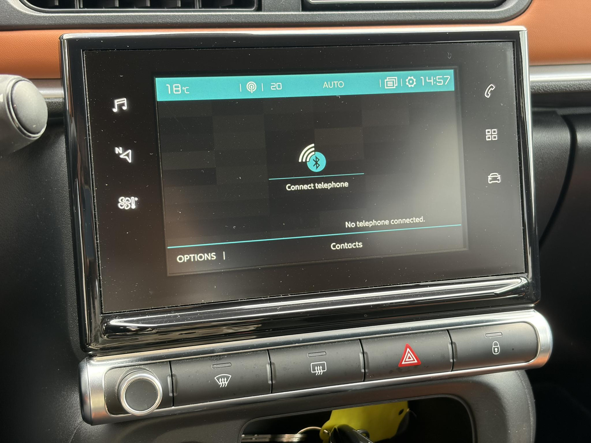 Citroen C3 1.2 PureTech Shine ✓Dealer Onderhouden✓2e Eigenaar✓Carplay✓Camera✓Navi✓Clima✓Cruise✓Pdc V+A✓Keyless✓Halfleder✓Trekhaak✓Rijstrooksensor✓Dodehoeksensor✓17'' Lm velgen✓N.A.P✓Nieuwe Apk bij Aflevering