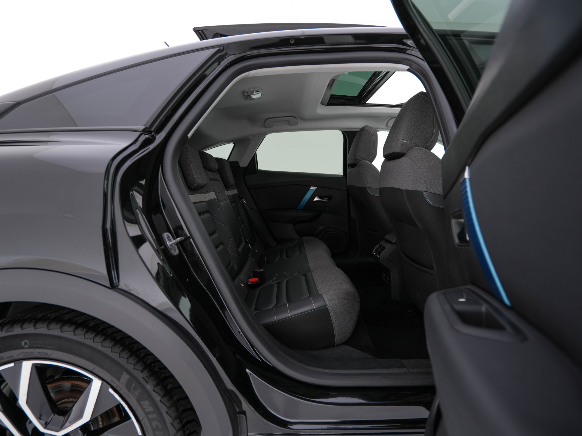 Citroën Ë-C4 Feel 50 kWh [ 3-Fase-11kW ] (INCL-BTW) *PANO | HEAD-UP | LEATHER-FABRIC | FULL-LED | DIGI-COCKPIT | BLINDSPOT | CARPLAY | COMFORT-SEATS | ECC | LANE-ASSIST | KEYLESS | PDC | CRUISE | DAB  | CCS-FASTLOADER | 18''ALU*