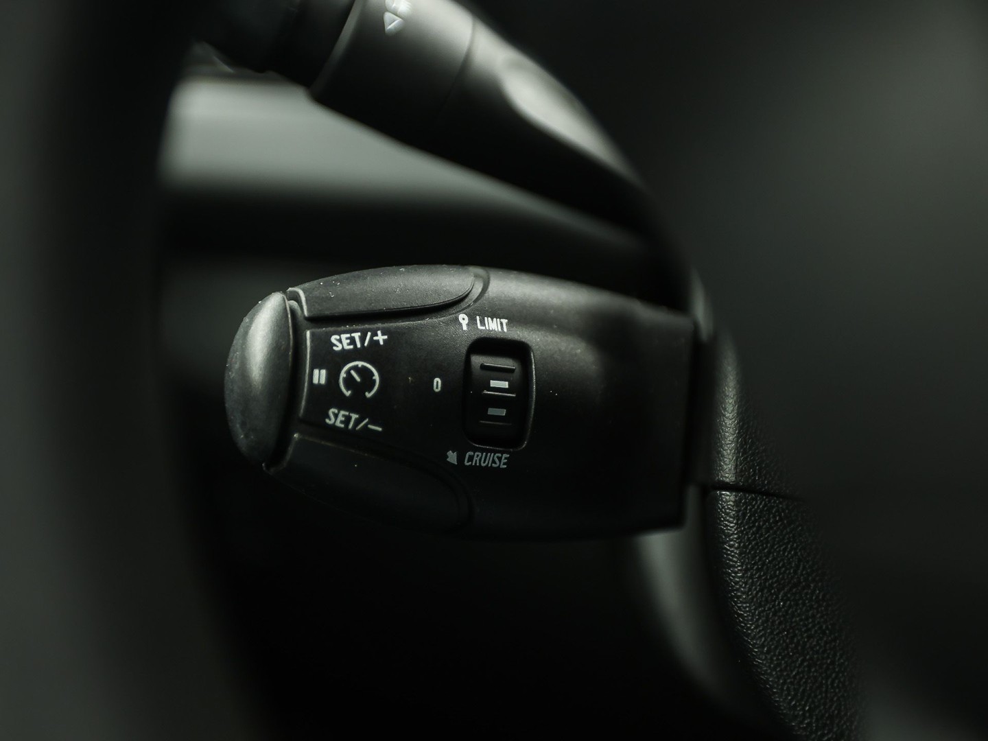 Peugeot 208 1.2 PureTech Sport (NAVIGATIE, CRUISE, BLUETOOTH, SPORTSTOELEN, ELEK PAKKET, NIEUWSTAAT)