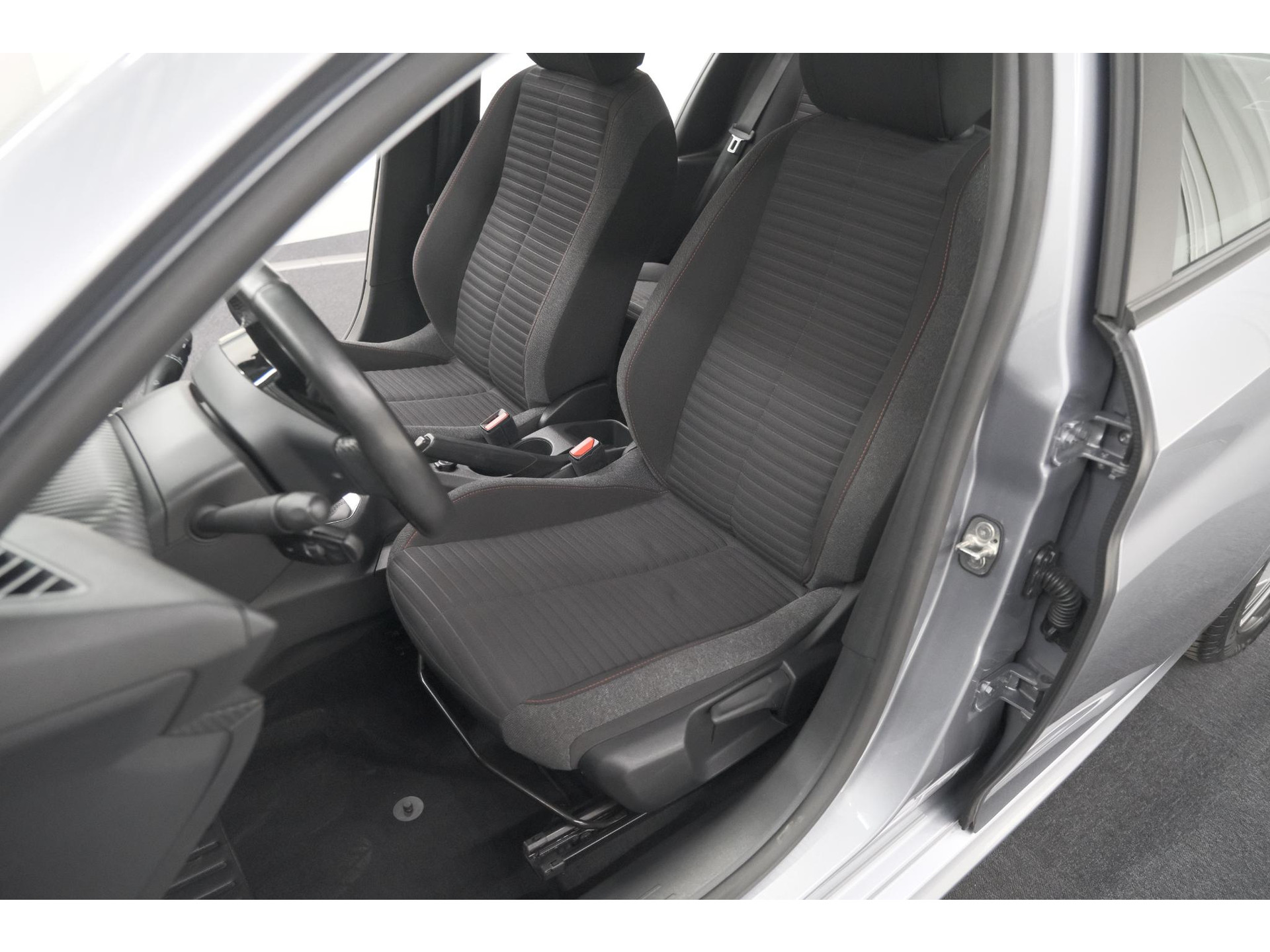 Peugeot 208 PureTech 75 Active Pack | Navigatie | Parkeersensoren | Apple Carplay | Allseason Banden