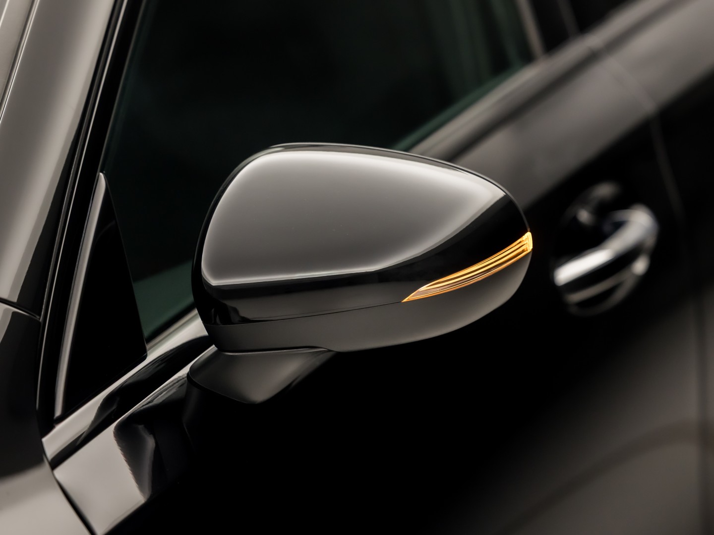 Mercedes-Benz A-Klasse 180 AMG Line Automaat (FABRIEKSGARANTIE, APPLE CARPLAY, GROOT NAVI, SFEERVERLICHTING, CAMERA, KUIPSTOELEN, STOELVERWARMING, GETINT GLAS, NIEUWSTAAT)